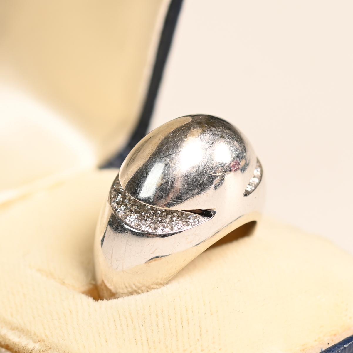 Dieser exquisite Bulgari-Ring, handgefertigt aus 18 Karat Weißgold, ist ein beeindruckendes Beispiel für italienische Handwerkskunst und zeitloses Design. Dieses Vintage-Stück aus der Zeit um 1965 verkörpert die Eleganz und Raffinesse, die das Erbe