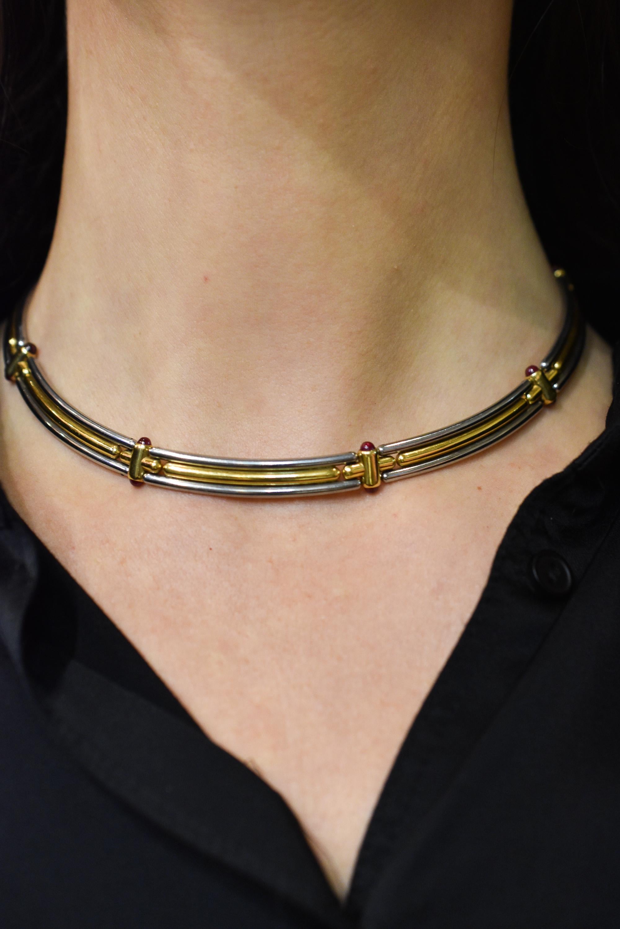 Un'intramontabile collana bicolore con rubini Bulgari montata in oro 18 carati e acciaio inossidabile.  Ciascuna maglia ha un bordo in acciaio con nervature, collegate da cerniere a bastone con terminali in rubino cabochon.

La collana è firmata
