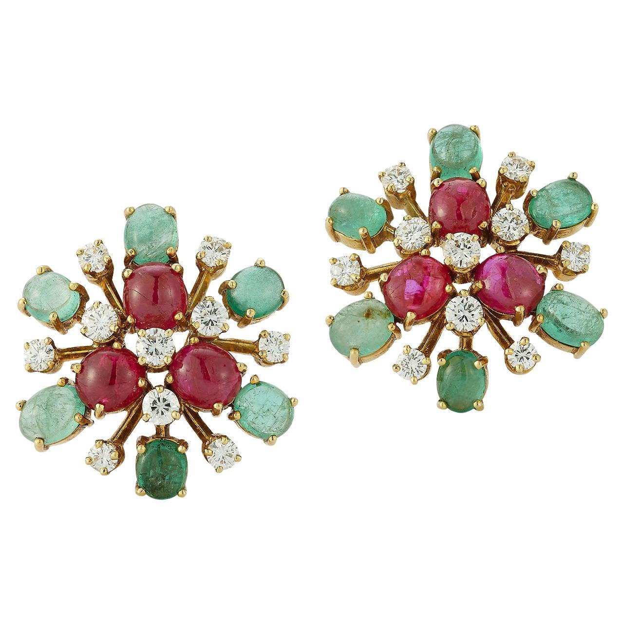 Orecchini Bulgari con rubini, smeraldi e diamanti a forma di fiore