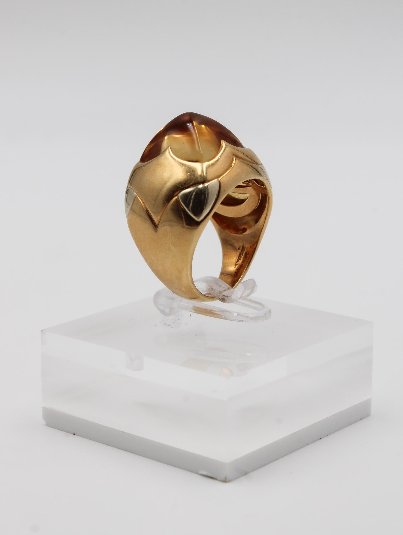 Bulgari Skulpturaler Ring aus Gelbgold mit Cabochon aus Citrin in der Mitte im Angebot 1
