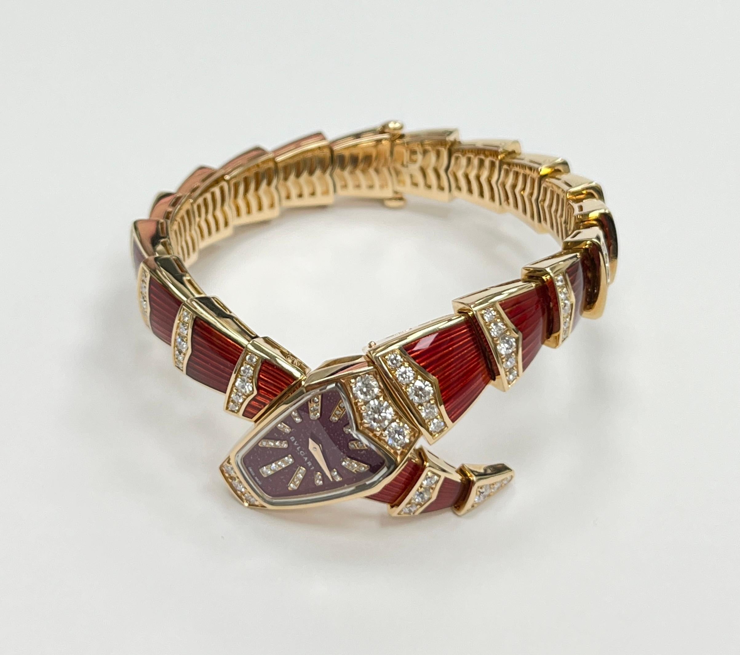 Bulgari 18K Roségold Serpenti Rotlack Diamant Armbanduhr mit Geschenkbox
Gewicht : 90,9 g
Innenumfang : 6 5/8