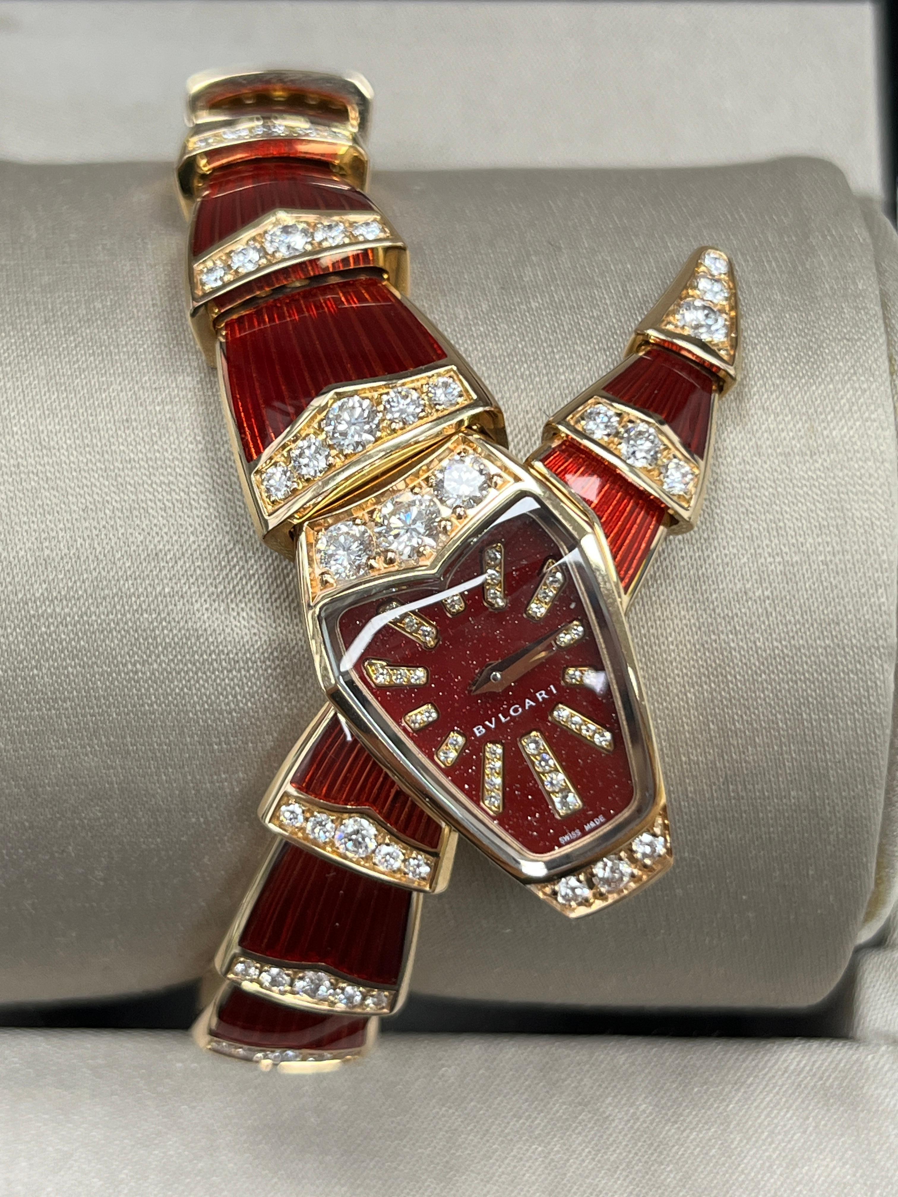 Bulgari Serpenti Armbanduhr aus 18 Karat Gold mit Diamanten (Moderne) im Angebot