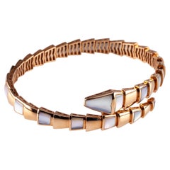 Bracelet jonc Serpenti en or rose 18 carats avec nacre, taille 7,25