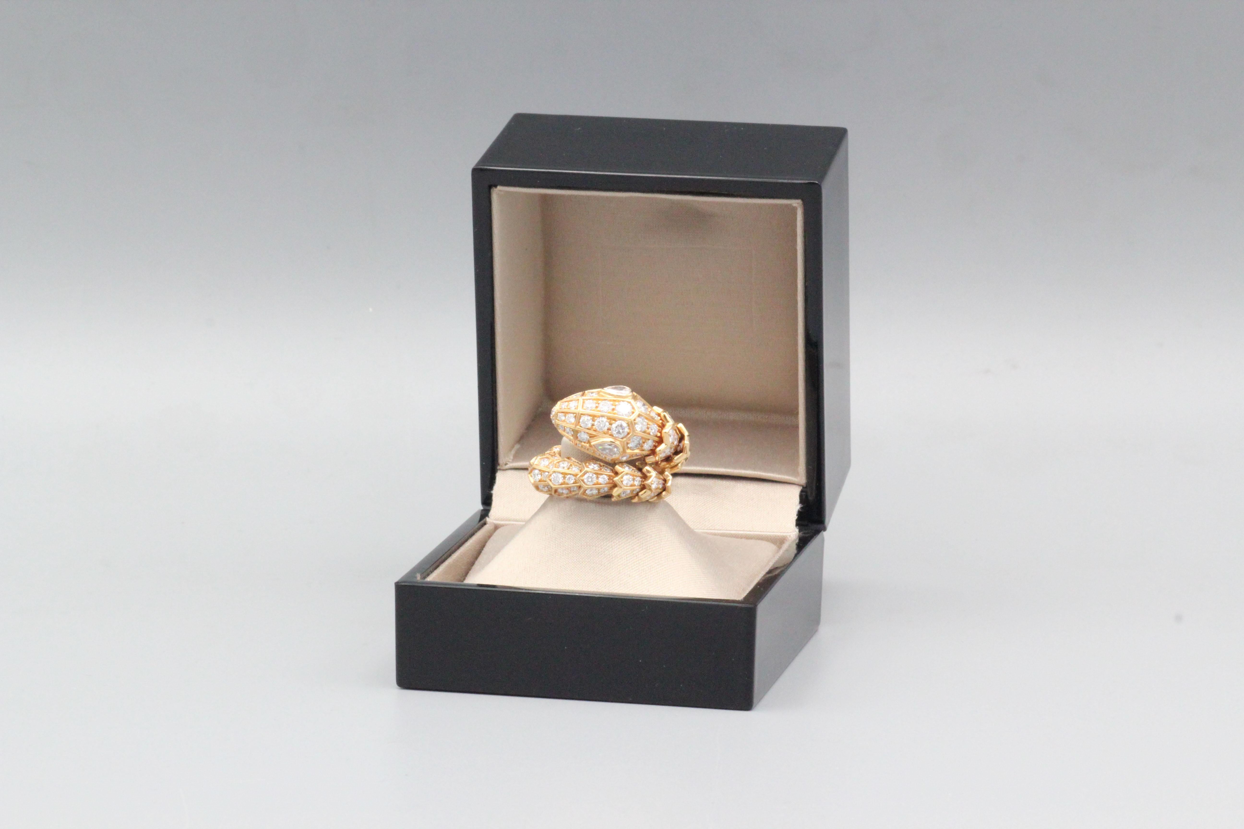 Dieser feine Bulgari Serpenti Diamantring ist ein atemberaubendes und modernes Schmuckstück, das das ikonische Schlangenmotiv der Marke in einem luxuriösen und modernen Design präsentiert.

Der aus 18 Karat Roségold gefertigte Ring zeigt eine sich