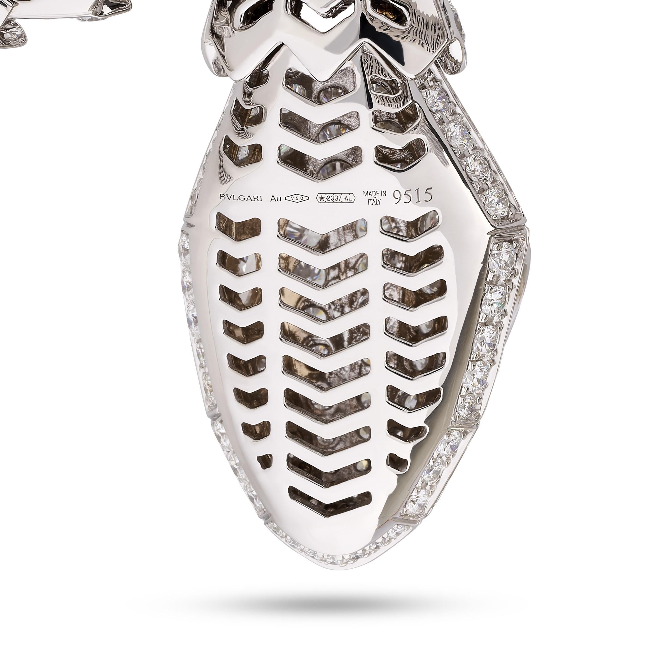 Bulgari Serpenti Collier serpent en or blanc 18 carats et diamants Excellent état - En vente à Philadelphia, PA
