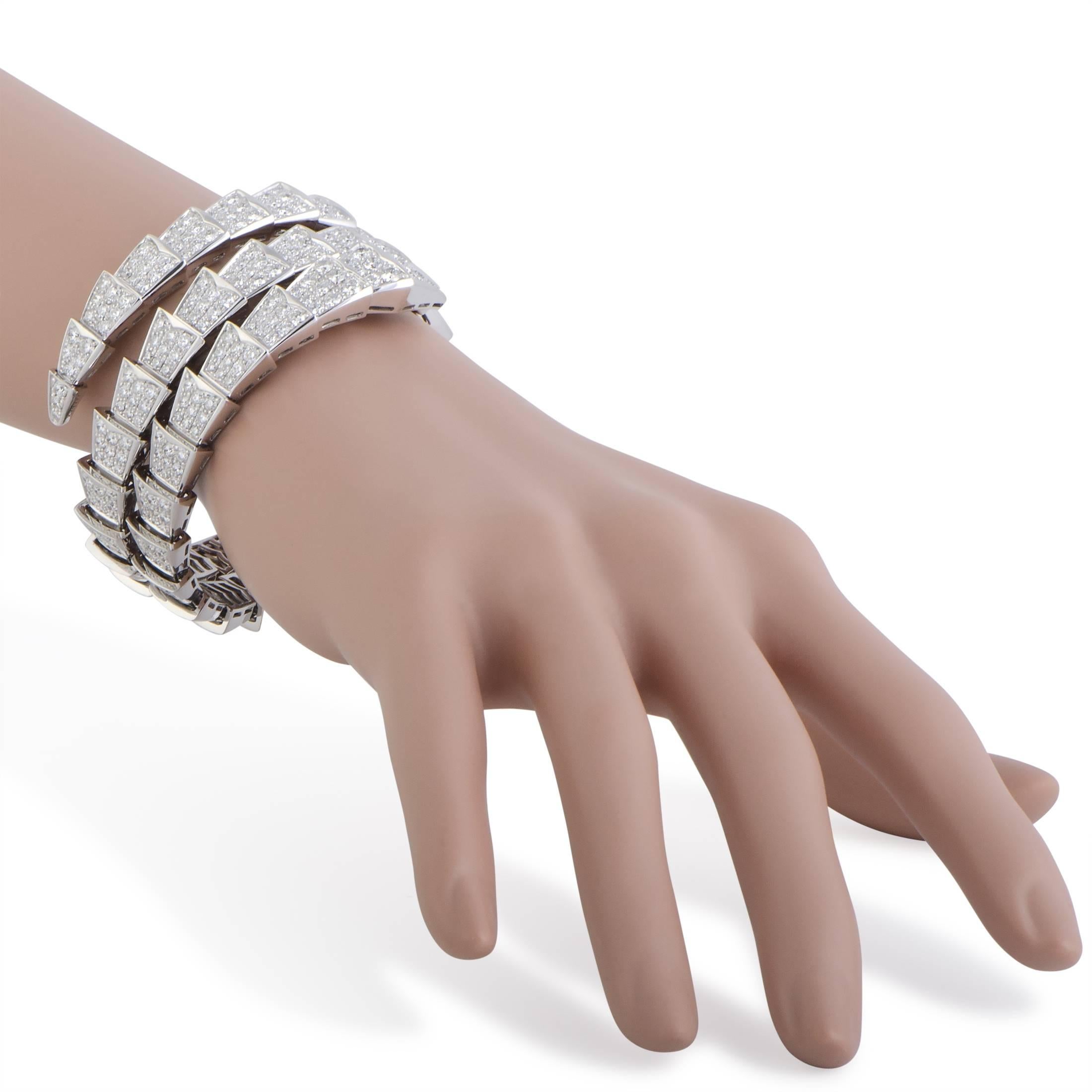 Spectacularly designed and expertly crafted, this fabulous bracelet boasts a stunningly extravagant appeal. It compels with its exceptionally fashionable style and incredibly luxurious diamond décor. The bracelet is presented within the iconic