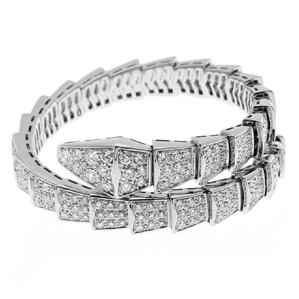 This is one of the designs of the well-known brand Bulgari, its collection Serpenti draws attention with its designs in the form of a snake, in this case this beautiful bracelet made with 18k white gold and full pave diamonds that is tied to your