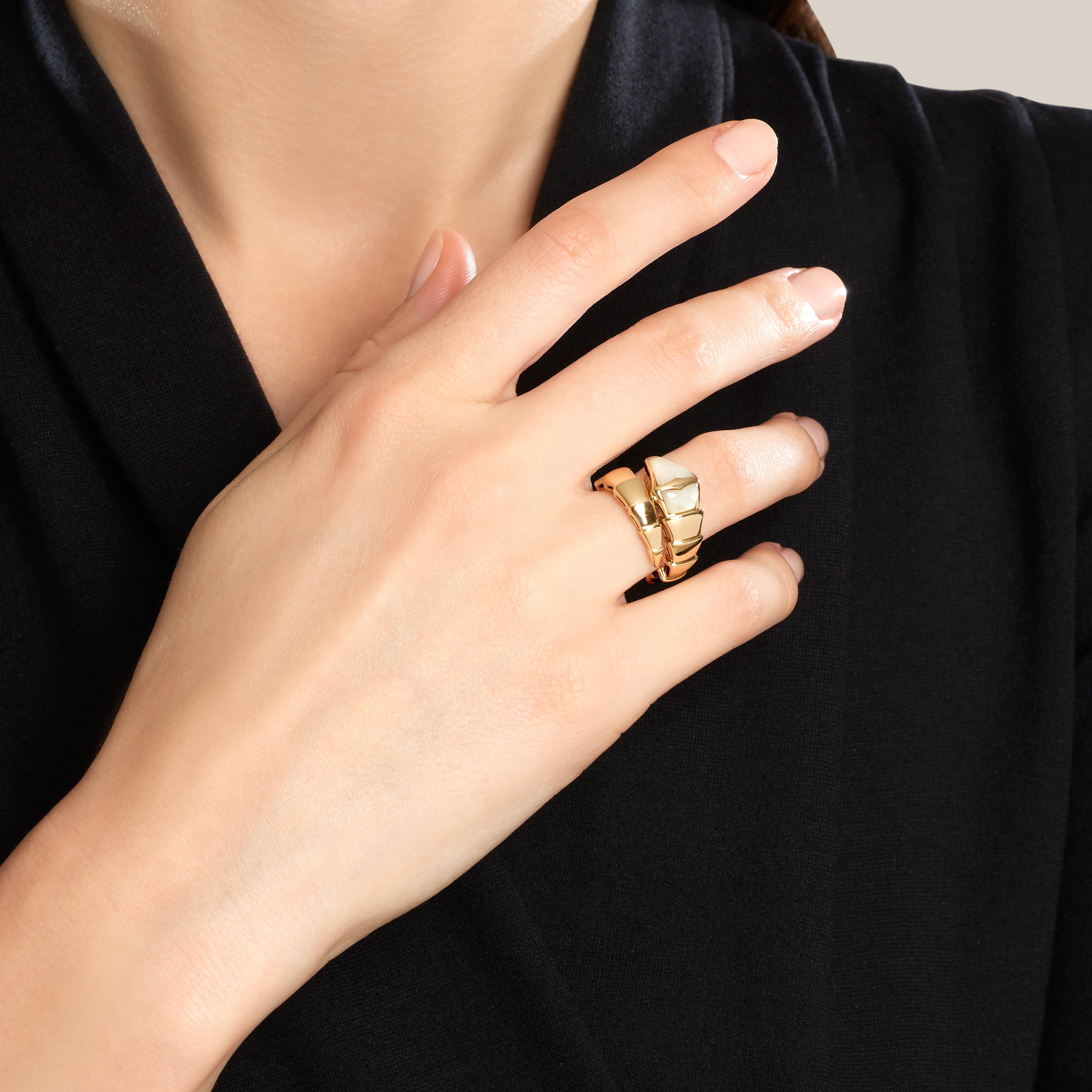 BVLGARI Serpenti ring in 18k yellow gold and mother-of-pearl.
Condition: excellent condition.
Size: S (48-49-50).
Width of motif: 14 mm.
Weight: 10.31 g.
Bvlgari signature and hallmarks.
Sold with its Bvlgari case. 