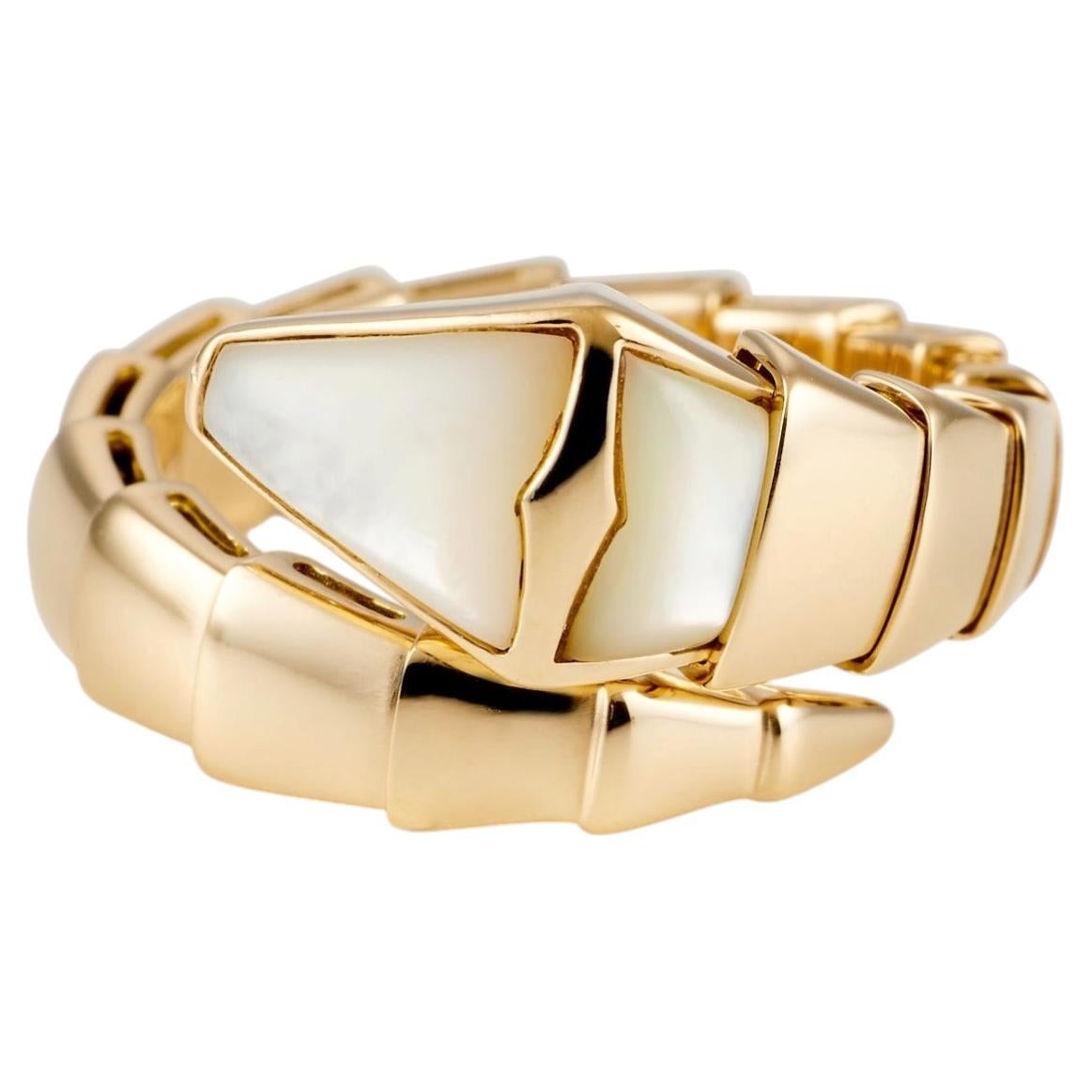 BULGARI Serpenti-Ring aus 18-karätigem Gold und Perlmutt, Italien, 2010