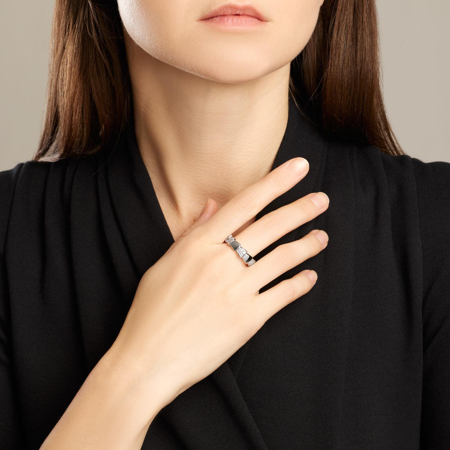 Anello BVLGARI Serpenti in oro bianco 18 carati e diamanti. 
Condizioni: come nuovo.
Dimensione: 56.
Larghezza: 6 mm.
Peso del diamante: 0,34 carati. 
Peso totale: 8,43 g.
Firmato Bvlgari e numerato. 
Venduto con la sua scatola Bvlgari. 