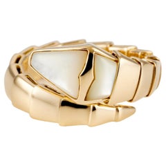 BULGARI - Anillo Serpenti de oro amarillo y nácar