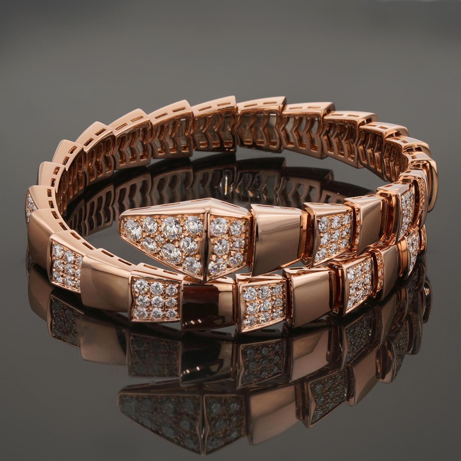 Questo splendido bracciale Bulgari a una spira di grandi dimensioni della classica collezione Scaglie Serpenti è realizzato in oro rosa 18 carati e incastonato con diamanti rotondi taglio brillante D-E-F VVS1-VVS2 per un valore stimato di 4,75
