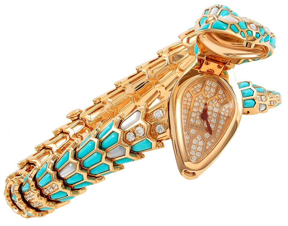 Bulgari Serpenti Secret 40mm Turquoise Watch in 18k Rose Gold.
This ‘Secret’ bracelet watch is one of the latest renditions of the iconic Serpenti by Bulgari, dating from 2016. The timepiece features an articulated body fashioned in rose gold,
