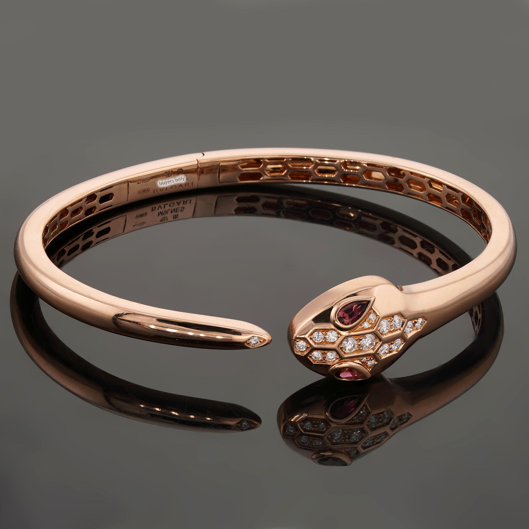 Dieses fabelhafte Bulgari-Armband aus der kultigen Serpenti-Kollektion zeichnet sich durch ein Schlangendesign aus, das aus 18 Karat Roségold gefertigt und mit einem Paar Rubellit-Augen und demi pave runden Brillanten E-F-G VVS2-VS1 an Kopf und