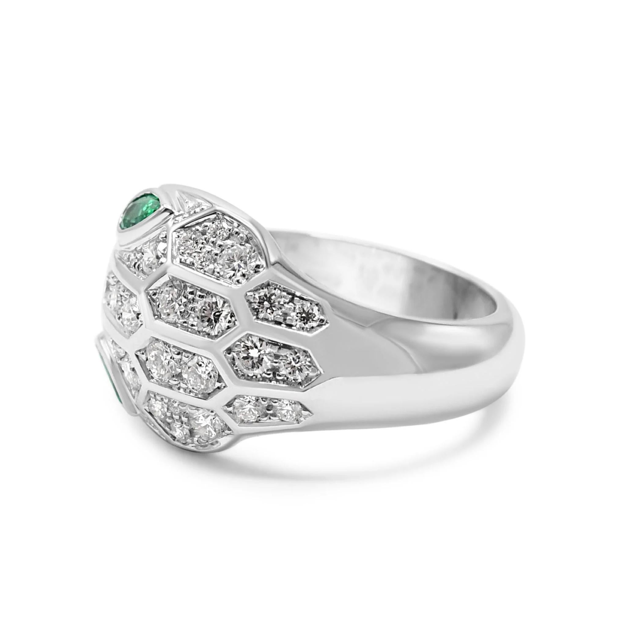 Taglio brillante Bulgari Serpenti Seduttori Anello con smeraldo e diamanti in oro bianco 18 carati in vendita