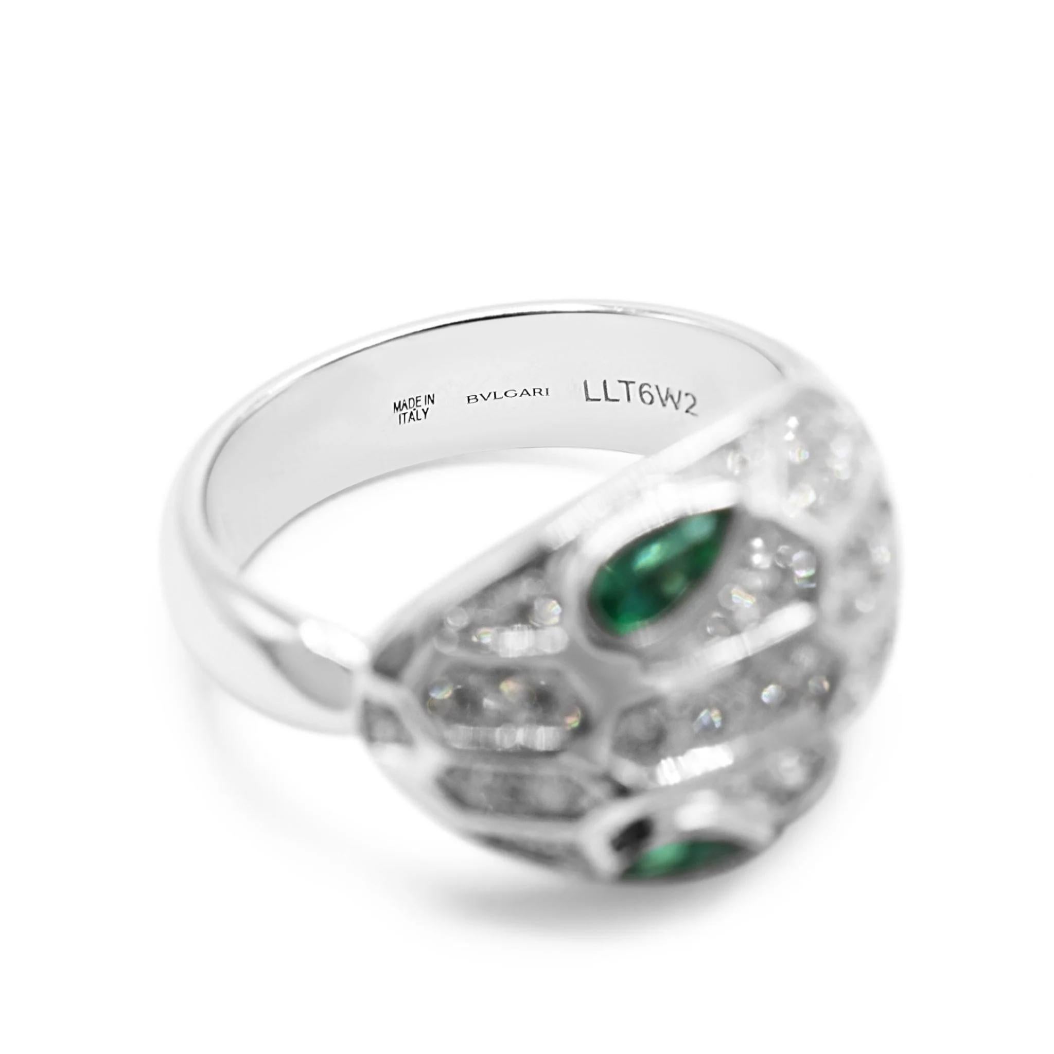 Bulgari Serpenti Seduttori Anello con smeraldo e diamanti in oro bianco 18 carati In condizioni ottime in vendita a Rugby, England