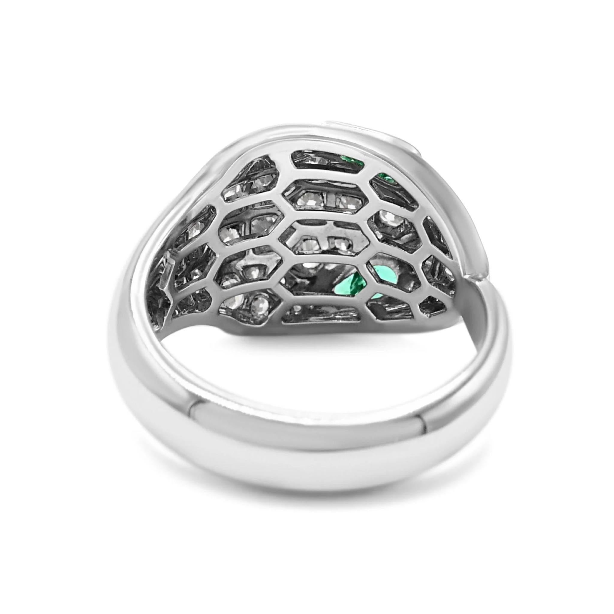 Donna Bulgari Serpenti Seduttori Anello con smeraldo e diamanti in oro bianco 18 carati in vendita