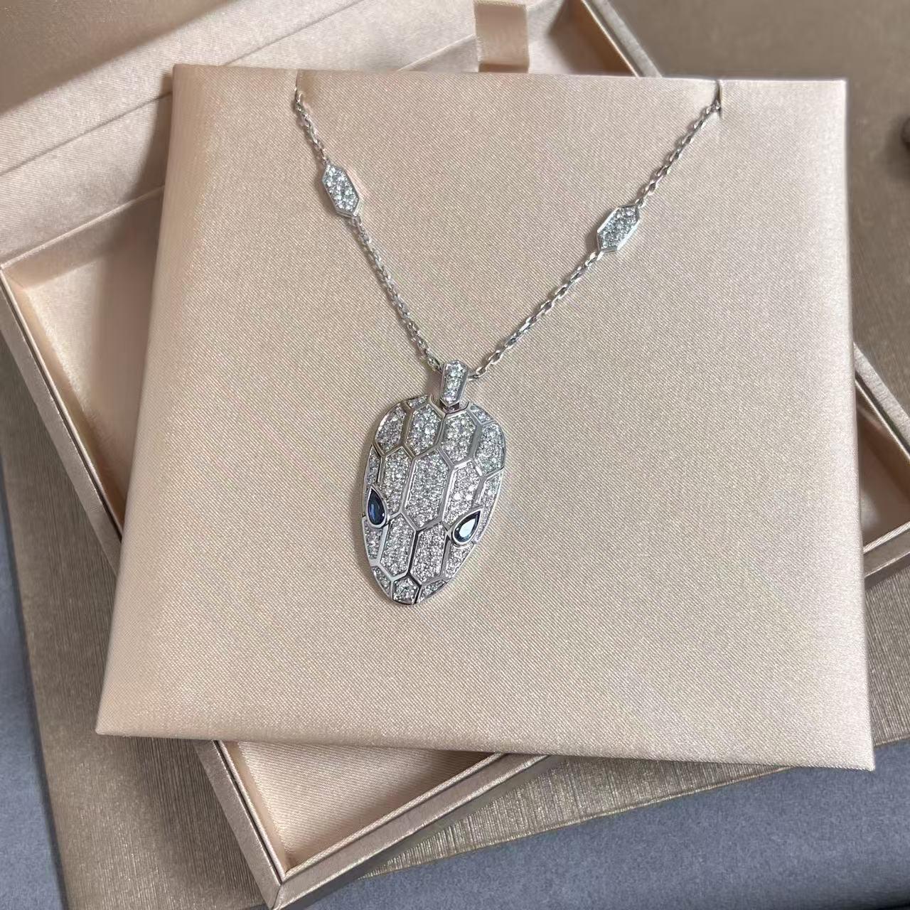 Collar Bulgari Serpenti Seduttori Serpiente Zafiro Azul Diamante Oro Blanco 18K Moderno en venta