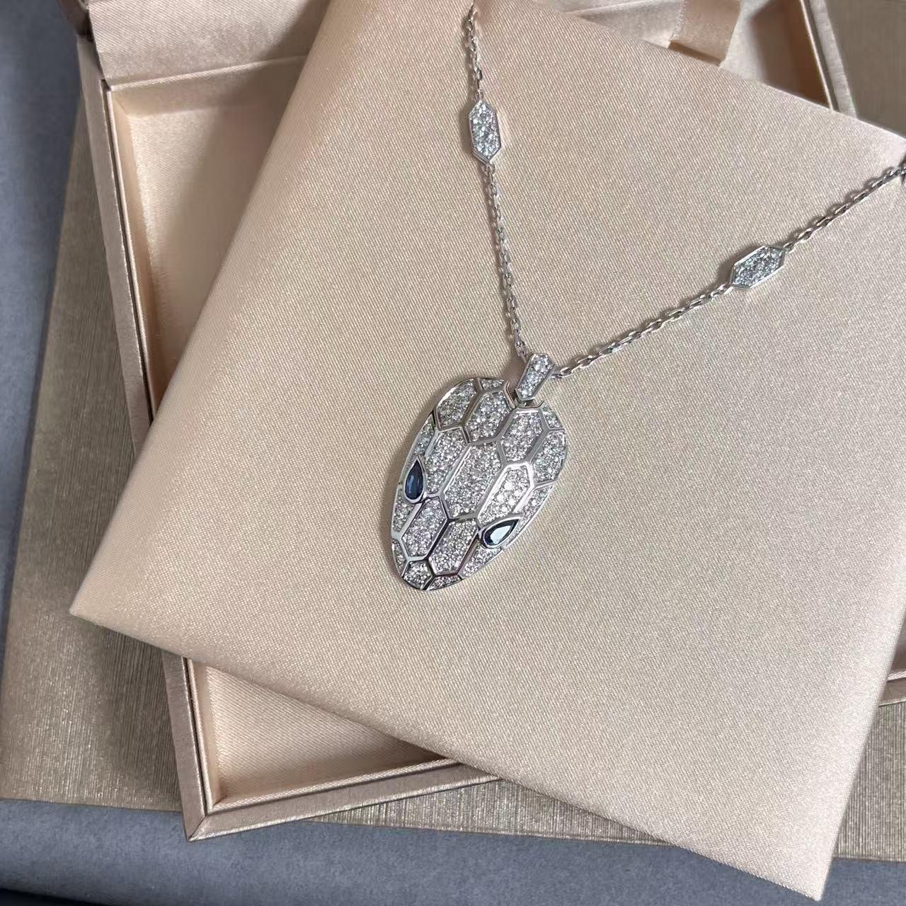 Collar Bulgari Serpenti Seduttori Serpiente Zafiro Azul Diamante Oro Blanco 18K Corte brillante en venta