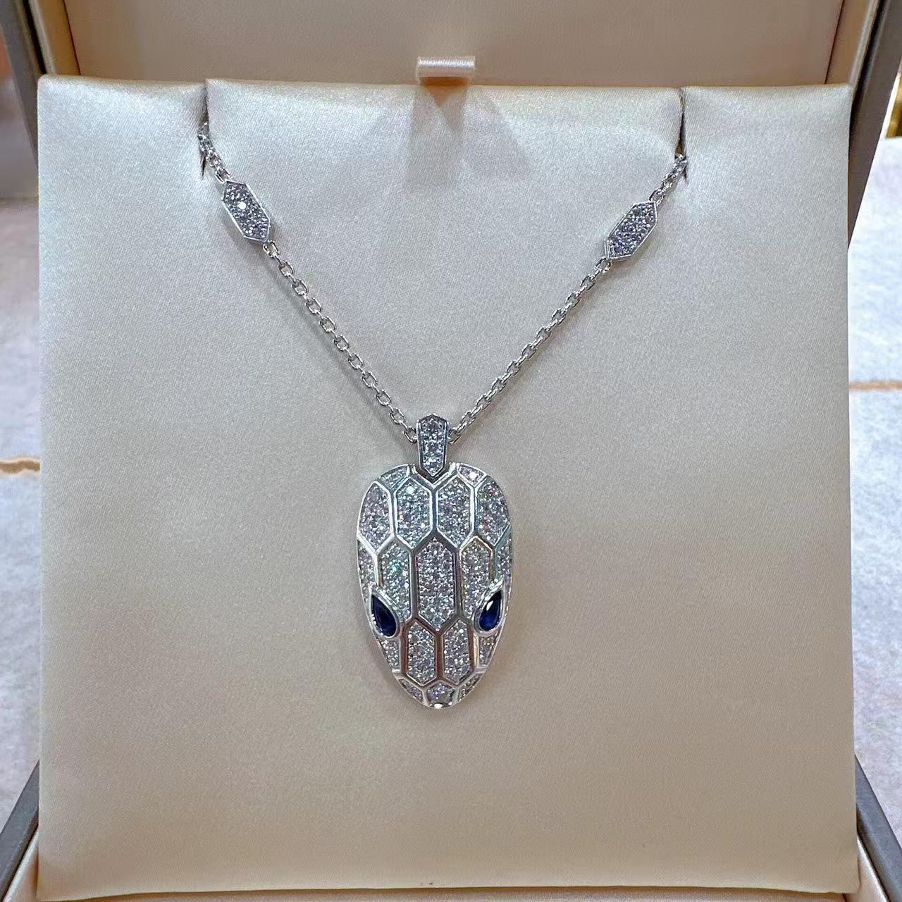 Collar Bulgari Serpenti Seduttori Serpiente Zafiro Azul Diamante Oro Blanco 18K en Bueno estado para la venta en Oakton, VA