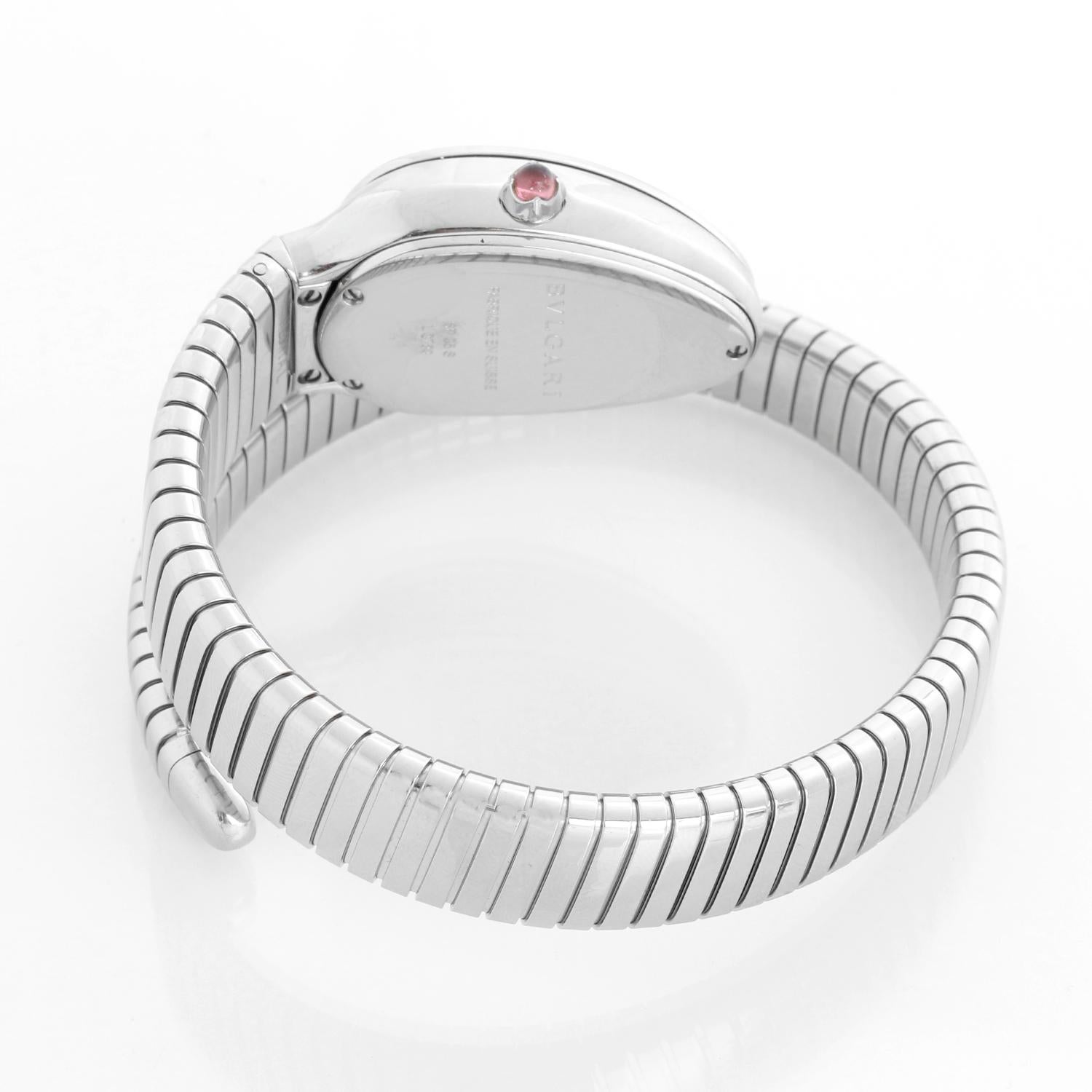 Bulgari Serpenti Serpent Edelstahl Damenuhr SP35S - Quarz. Rostfreier Stahl  mit werkseitiger Diamantlünette (35 mm). Weißes Guilloche-Zifferblatt. Einspiraliges Edelstahlarmband. Pre- owned mit DeMesy Box und Papieren. Datiert 2019