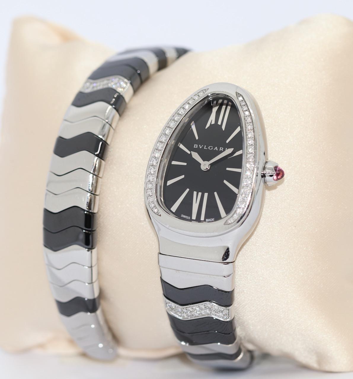 Bulgari Serpenti Spiga Tubogas Damen Schlangenuhr, mit Diamanten, schwarzer Keramik und Edelstahl.
SP35S. Gehäusegröße 35mm x 23mm.

Inklusive Original-Echtheitszertifikat (Papier) und Box.