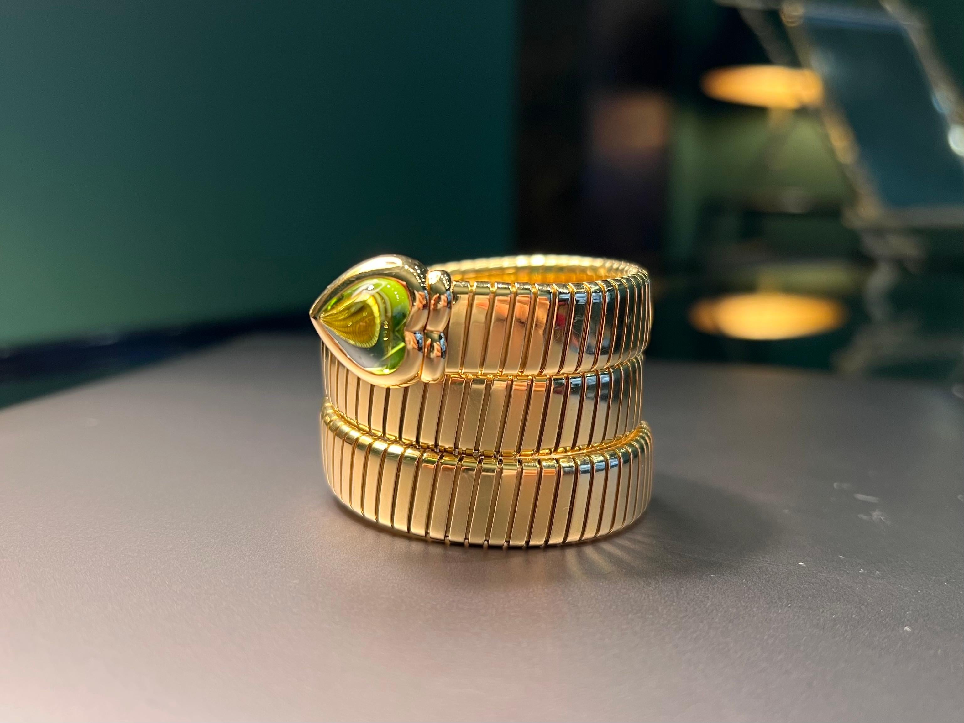 Gold und Peridot in Herzform (1,5 cm)

Circa 1980er Jahre

Gewicht: 135.3 Gramm

Durchmesser: 4.5 cm

Länge: 43 cm