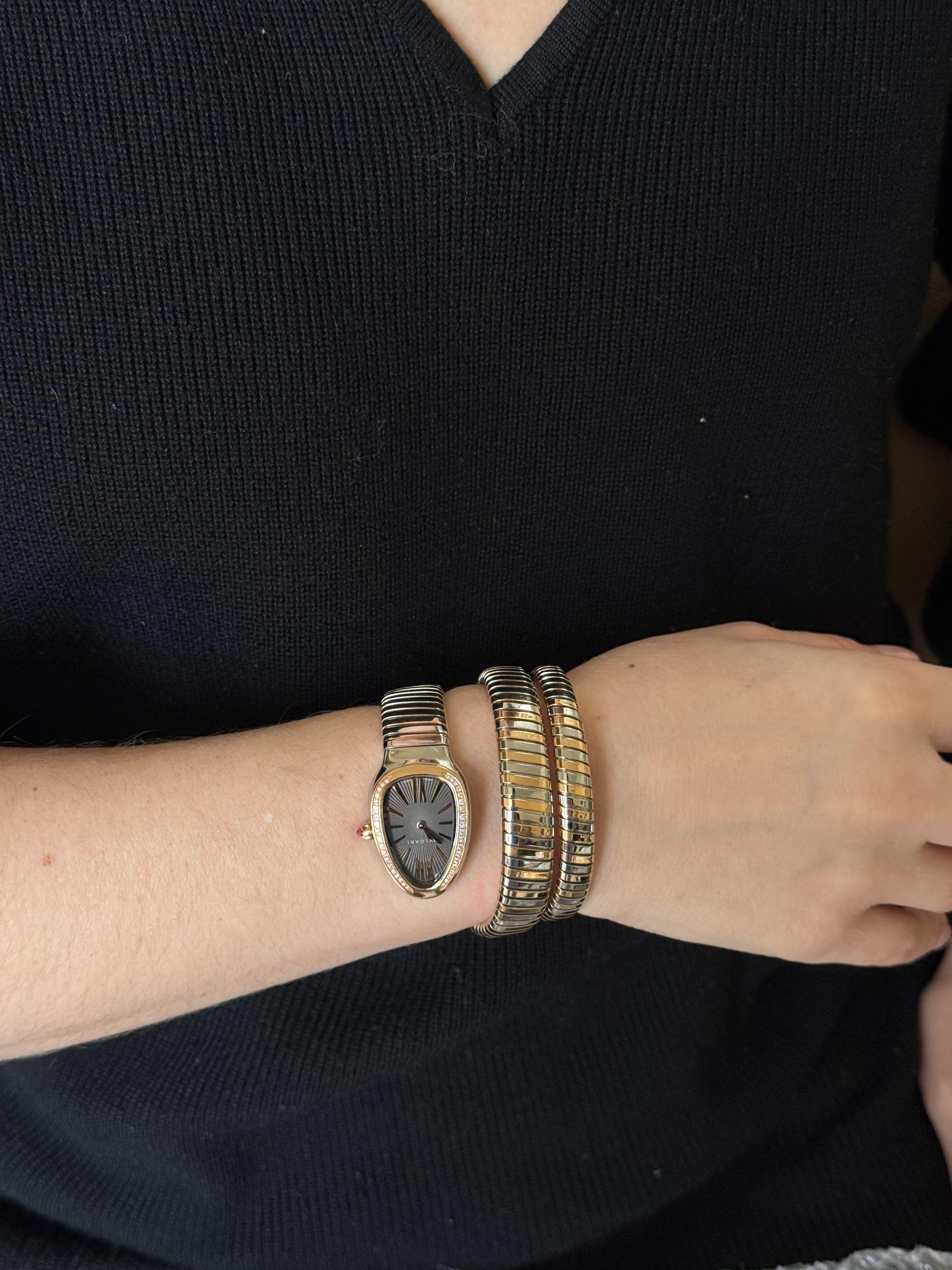 Klassische Serpenti-Tubogas-Armbanduhr von Bvlgari aus 18 Karat Roségold im Wechsel mit Edelstahl. Graues Zifferblatt mit aufgesetzten roségoldenen Indexen, Diamantlünette und Turmalinkrone. Das Armband ist leicht biegsam und passt bequem an ein