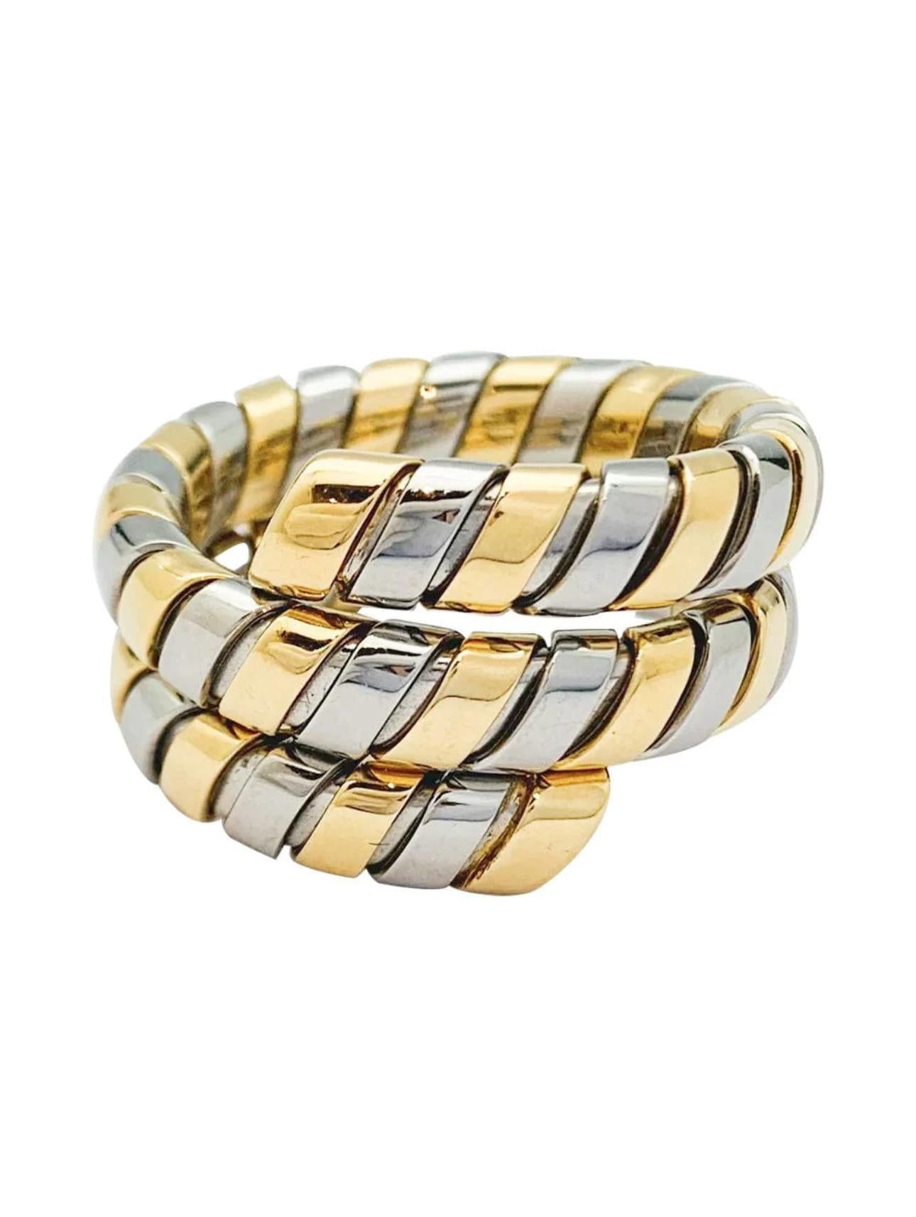 Un sorprendente e iconico anello Bulgari Serpenti Tubogas vintage degli anni '80, realizzato in una lussuosa combinazione di oro giallo 18 carati e acciaio inossidabile. Questo elegante pezzo si avvolge fluidamente intorno al dito con il design