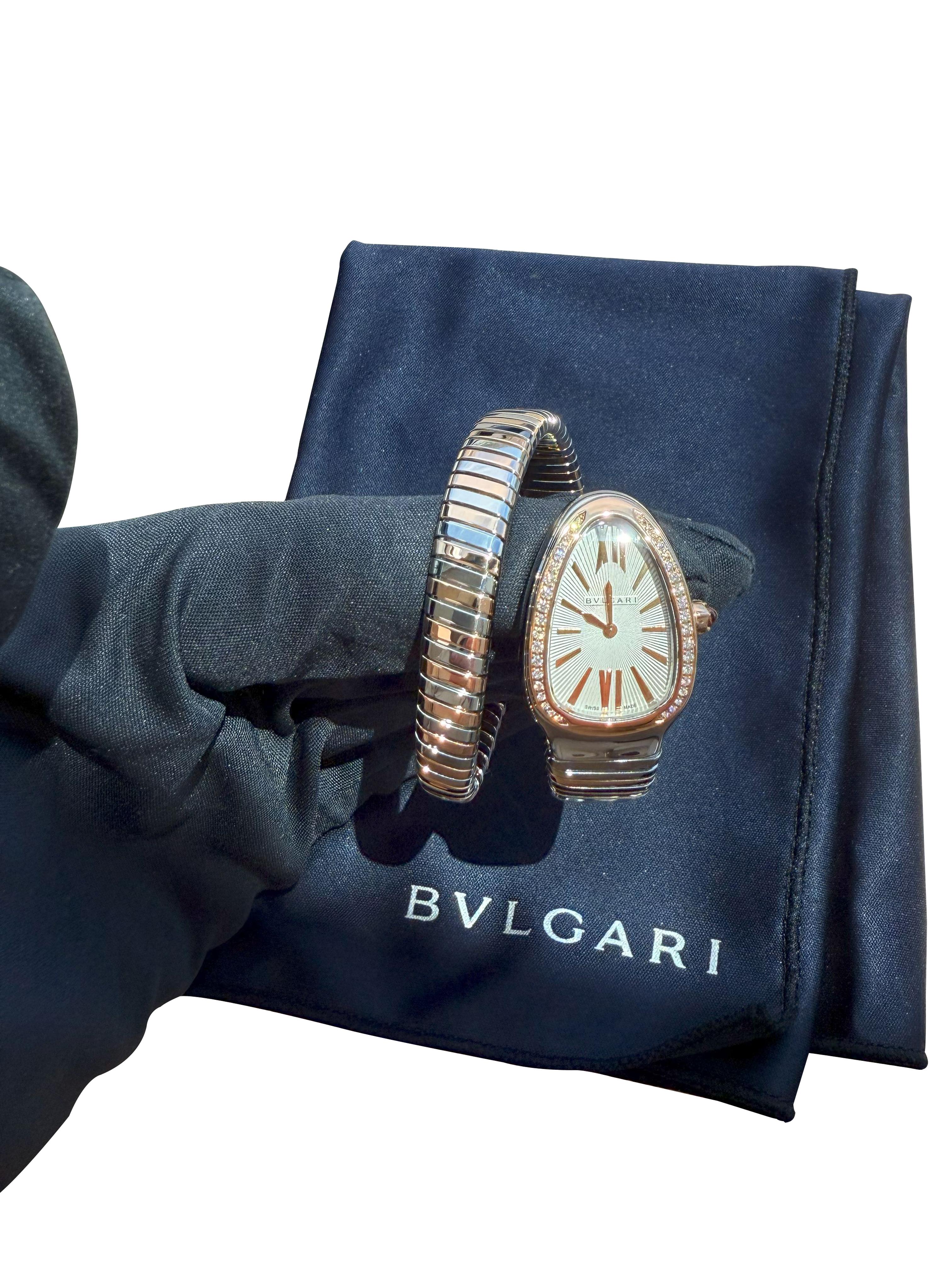 Einspiralige Uhr Serpenti Tubogas aus 18 kt Roségold und Edelstahl mit weißem Opalin-Zifferblatt mit Guilloché-Soleil-Behandlung. Wasserdicht bis zu 30 Meter.

Einzelheiten:
Marke: Bulgari
Modell: Serpenti Tubogas 
Modellnummer: 103708
Durchmesser