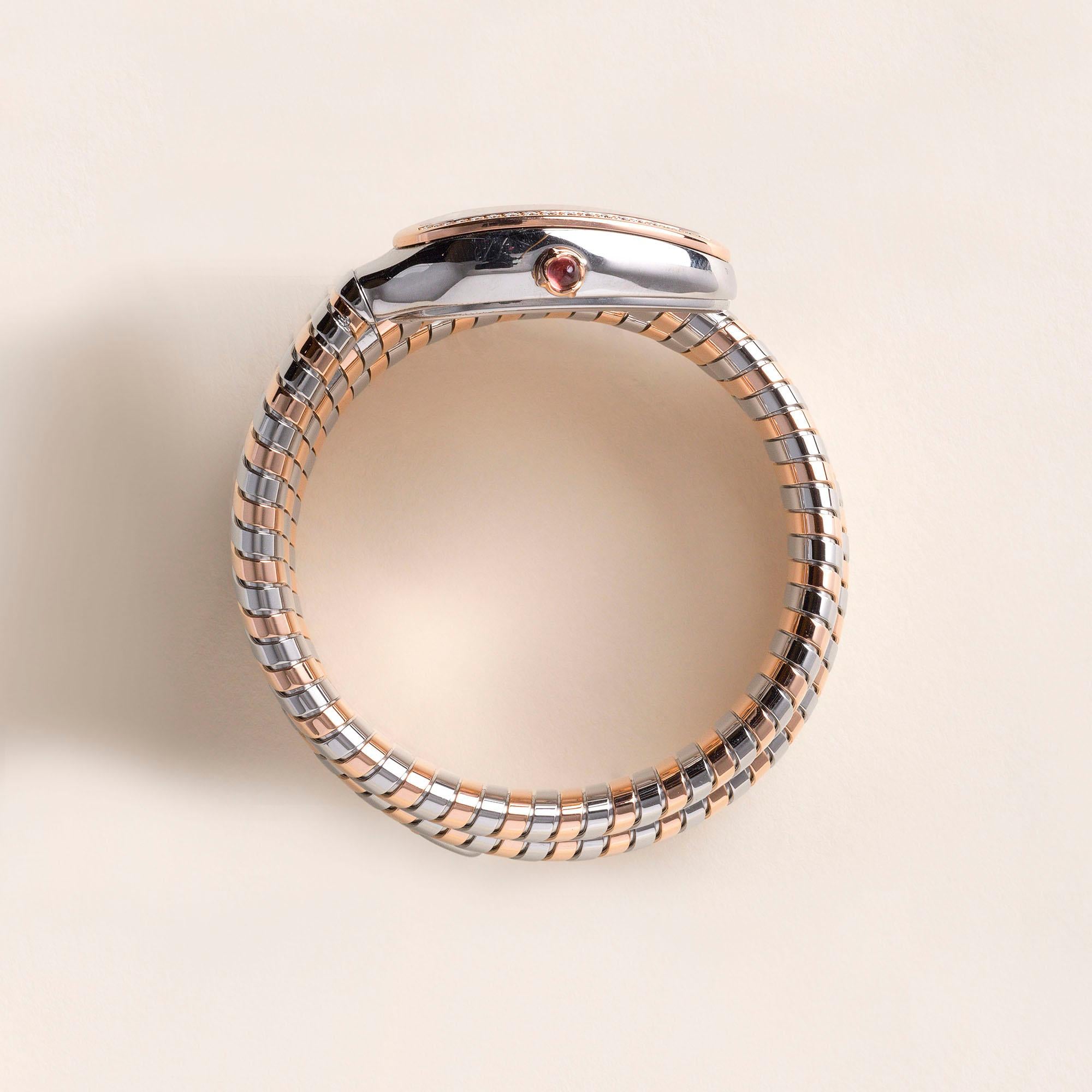 Este emblemático reloj de la legendaria colección Serpenti Tubogas de BVLGARI fusiona a la perfección un diseño sensual con una lujosa artesanía. Con una caja de acero inoxidable curvada en forma de gota de 35 mm, este atrevido pero elegante reloj