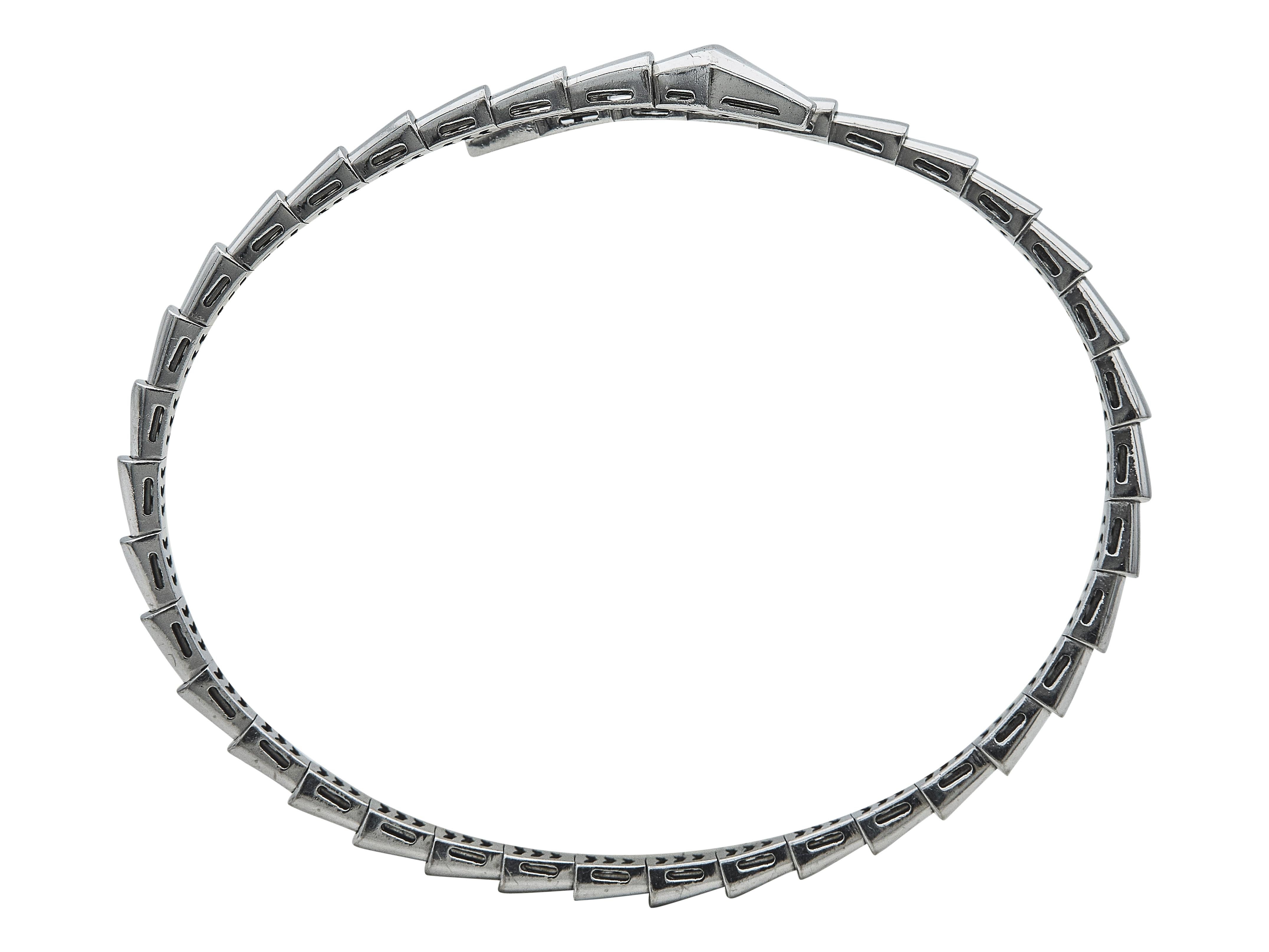 La pulsera: Una pulsera Bulgari Serpenti Viper. Diseñado en oro blanco de dieciocho quilates. Es una talla grande. 

La pulsera está en excelente estado, con sólo unos pequeños arañazos propios del uso normal.

Se acompaña de su...
Caja
