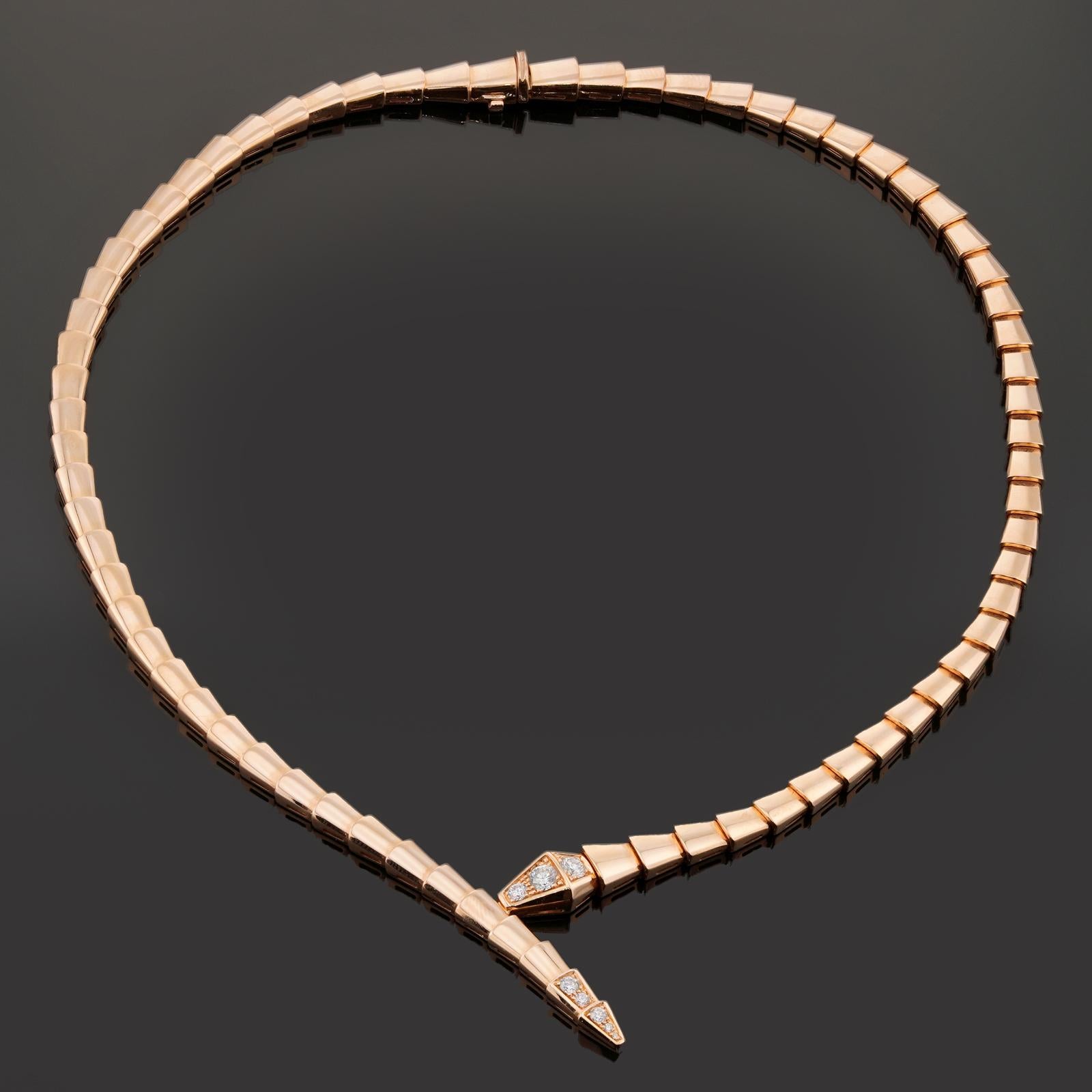 Questa favolosa collana Bvlgari dell'iconica collezione Serpenti Viper è realizzata in oro rosa 18k con diamanti rotondi taglio brillante E-F VVS1-VVS2 per un peso stimato di 0,41 carati sulla testa e sulla coda. Dimensioni medie. Realizzato in