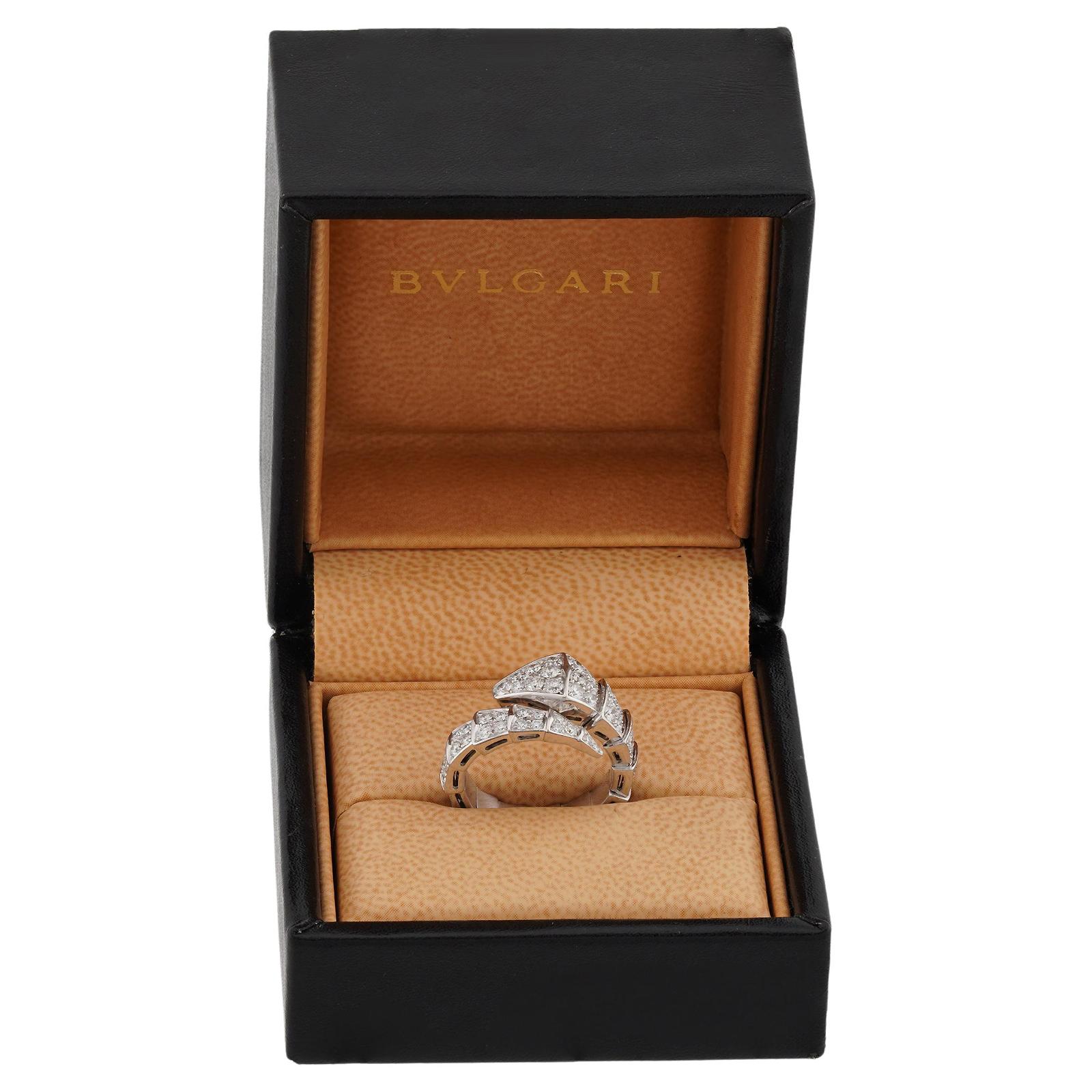 Questo splendido anello autentico Bvlgari della sofisticata collezione Serpenti Viper presenta un design a una corona realizzato in oro bianco 18 carati e completamente incastonato con diamanti tondi brillanti E-F-G VVS1-VVS2 per un peso stimato di