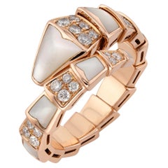 BULGARI Serpenti Viper Diamant- und Perlmutt-Ring aus Roségold