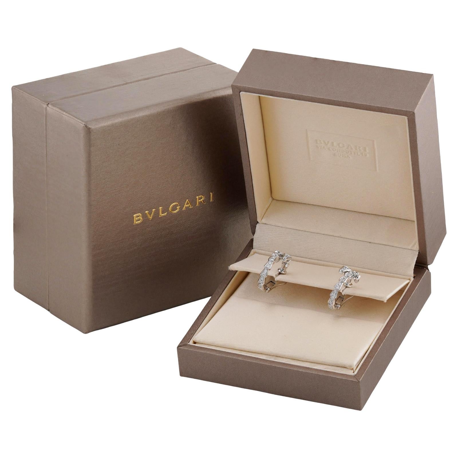 Diese wunderschönen Bulgari-Ohrringe aus der kultigen Serpenti Viper-Kollektion zeichnen sich durch ein hakenförmiges, schlangenähnliches Design aus, das aus 18 Karat Weißgold gefertigt und mit runden Diamanten im Brillantschliff F-G VVS1-VVS2 mit