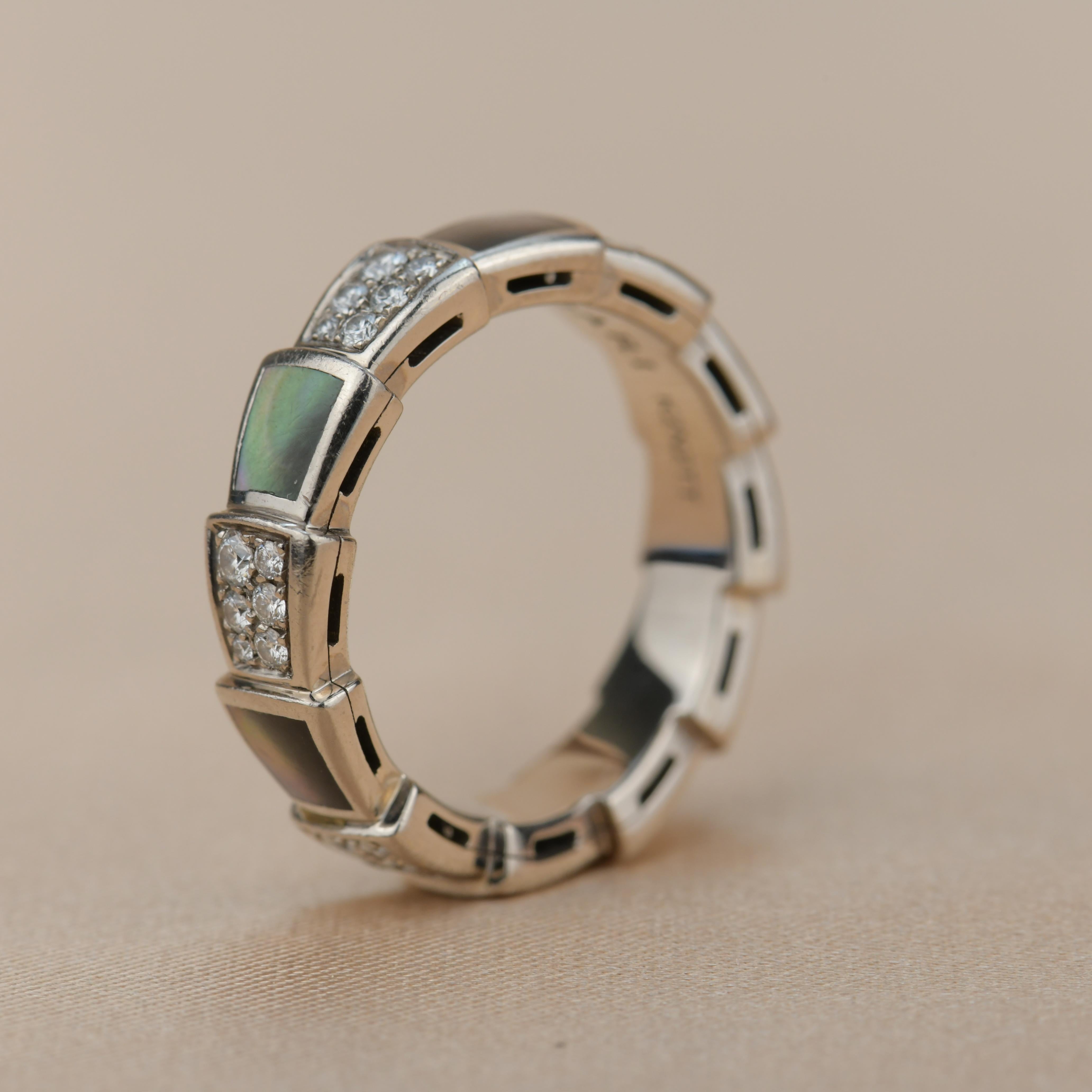 Bulgari Serpenti Viper Perlmuttring aus Weißgold mit Perlmutt (Brillantschliff)