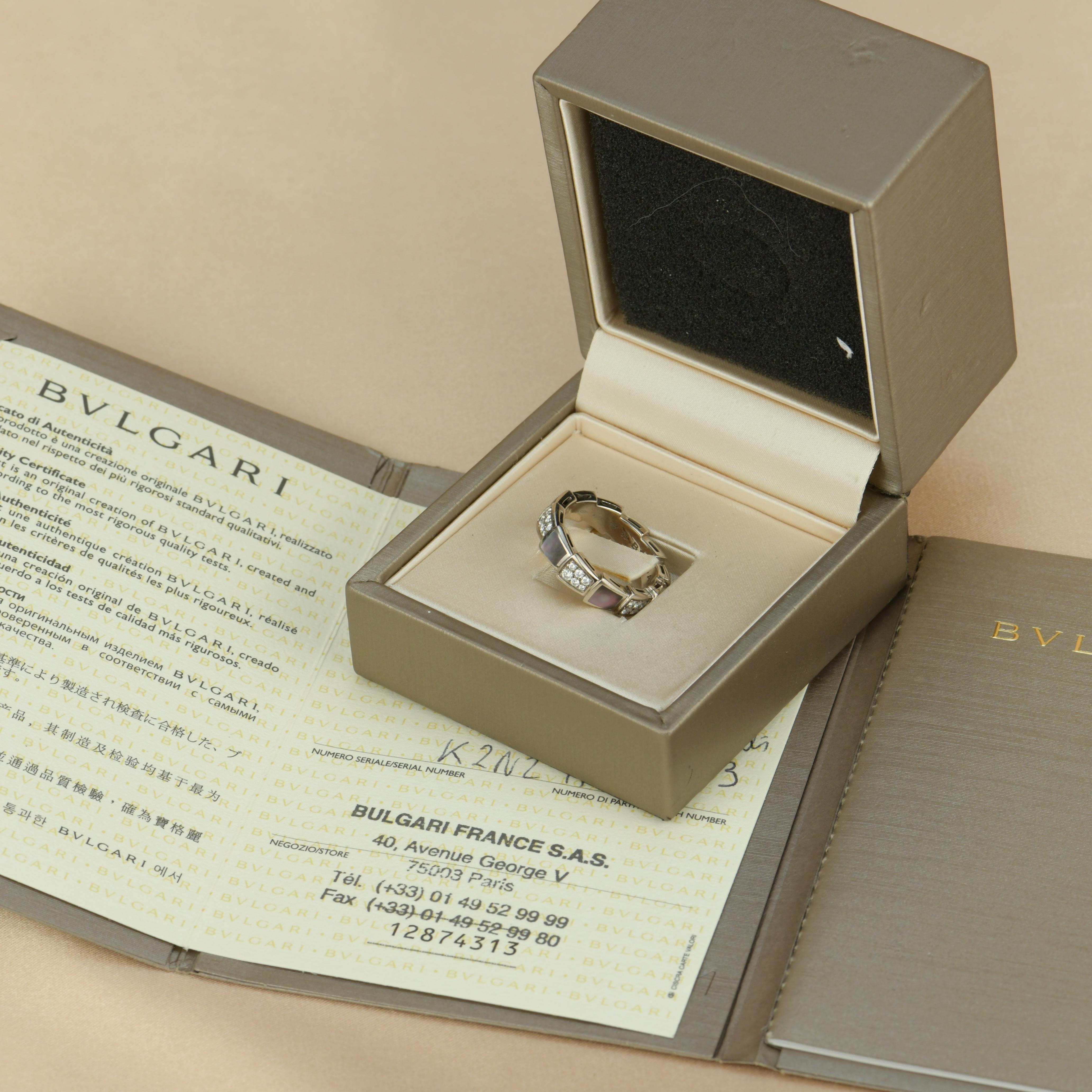 Bulgari Serpenti Viper Perlmuttring aus Weißgold mit Perlmutt im Zustand „Hervorragend“ in Banbury, GB