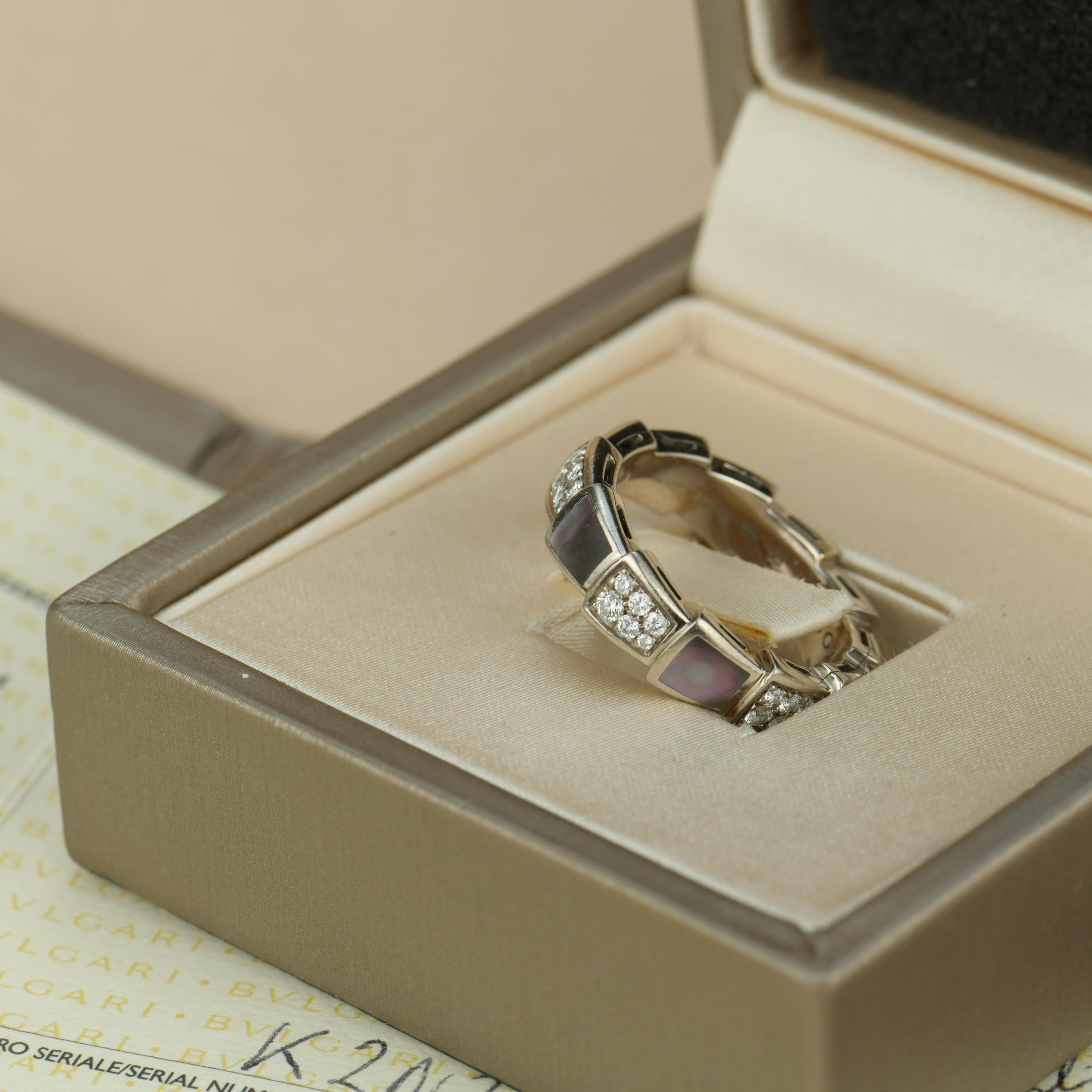 Bulgari Serpenti Viper Perlmuttring aus Weißgold mit Perlmutt 4