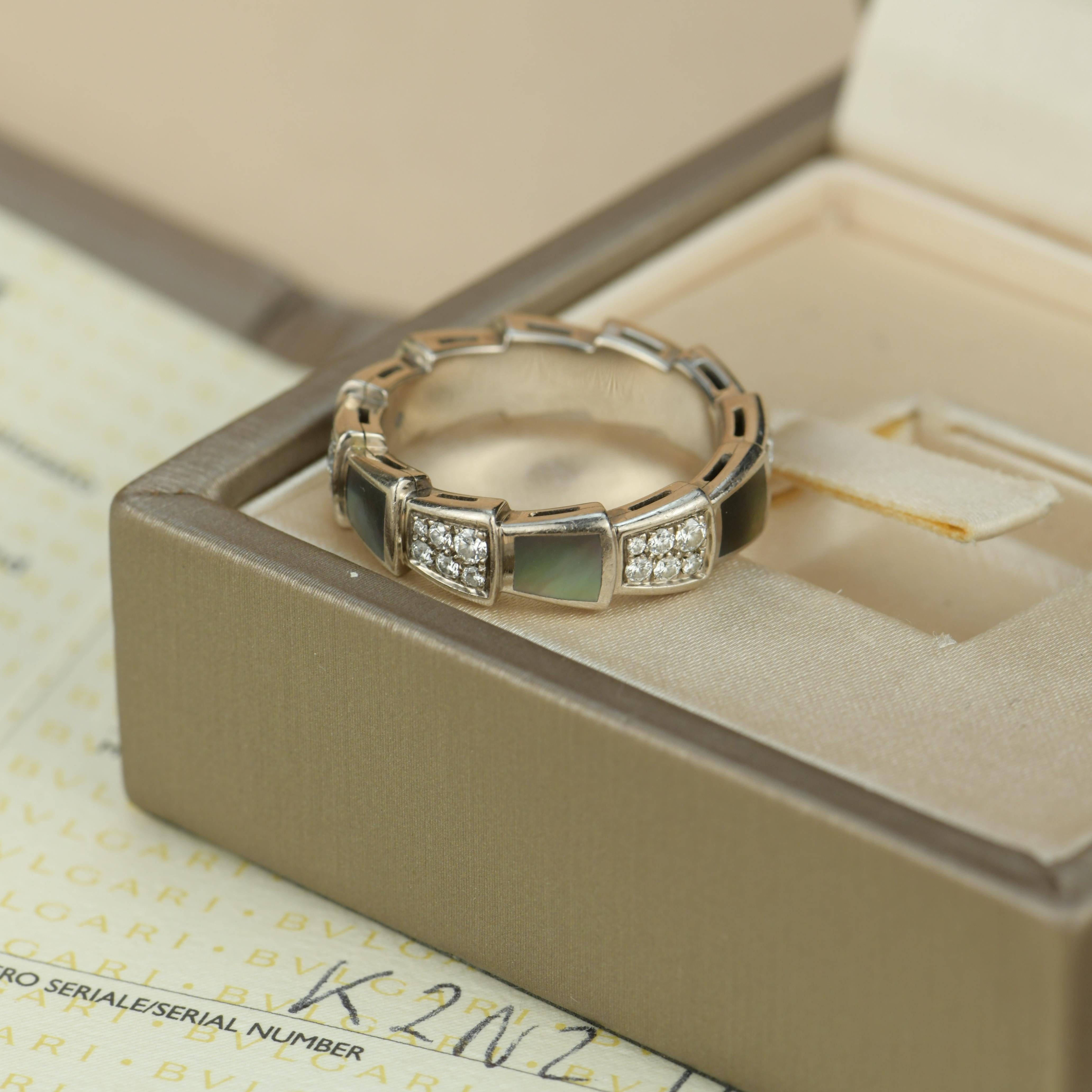 Bulgari Serpenti Viper Perlmuttring aus Weißgold mit Perlmutt 5