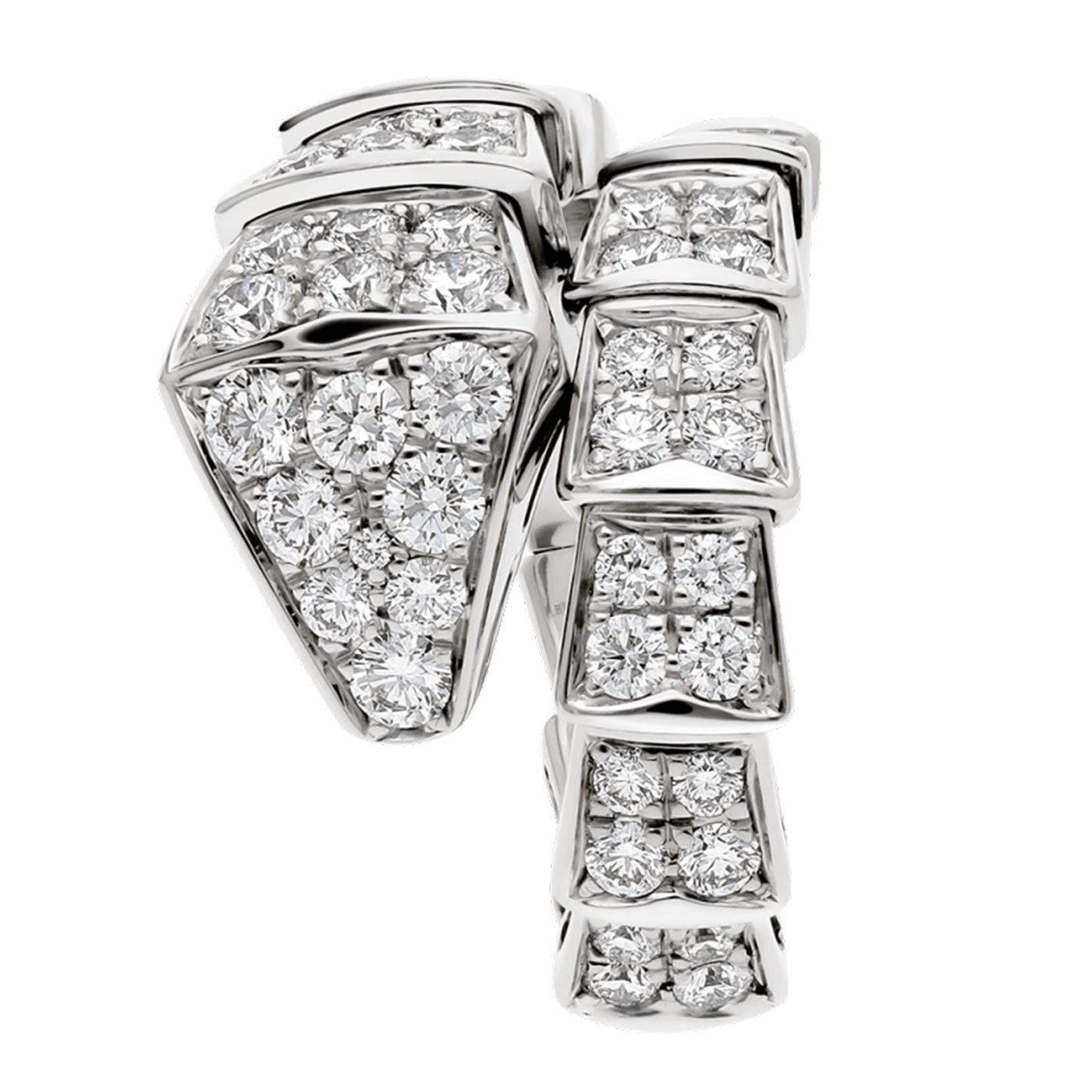 Anello Bulgari o Bvlgari Serpenti Viper a una spira in oro bianco 18 kt con pavé di diamanti. Con il suo caratteristico mix di estetica pura, forme avvolgenti e fascino carismatico, l'anello Serpenti Viper in oro bianco 18 kt con pavé completo di