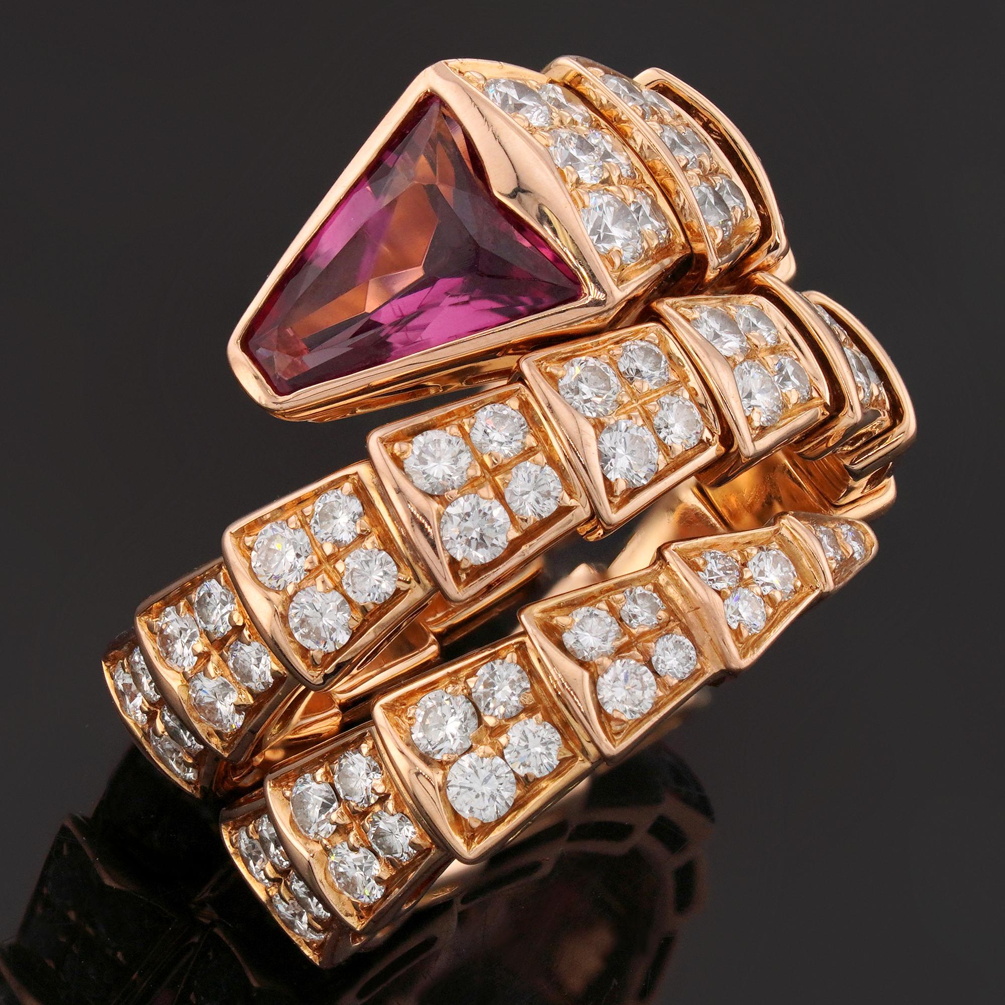 Cette magnifique bague à trois rangs de la séduisante collection Serpenti de Bulgari est réalisée en or rose 18 carats et entièrement sertie de 122 diamants ronds de taille brillant E-F-G VVS1-VVS2 d'une valeur estimée à 2,42 carats. La bague est