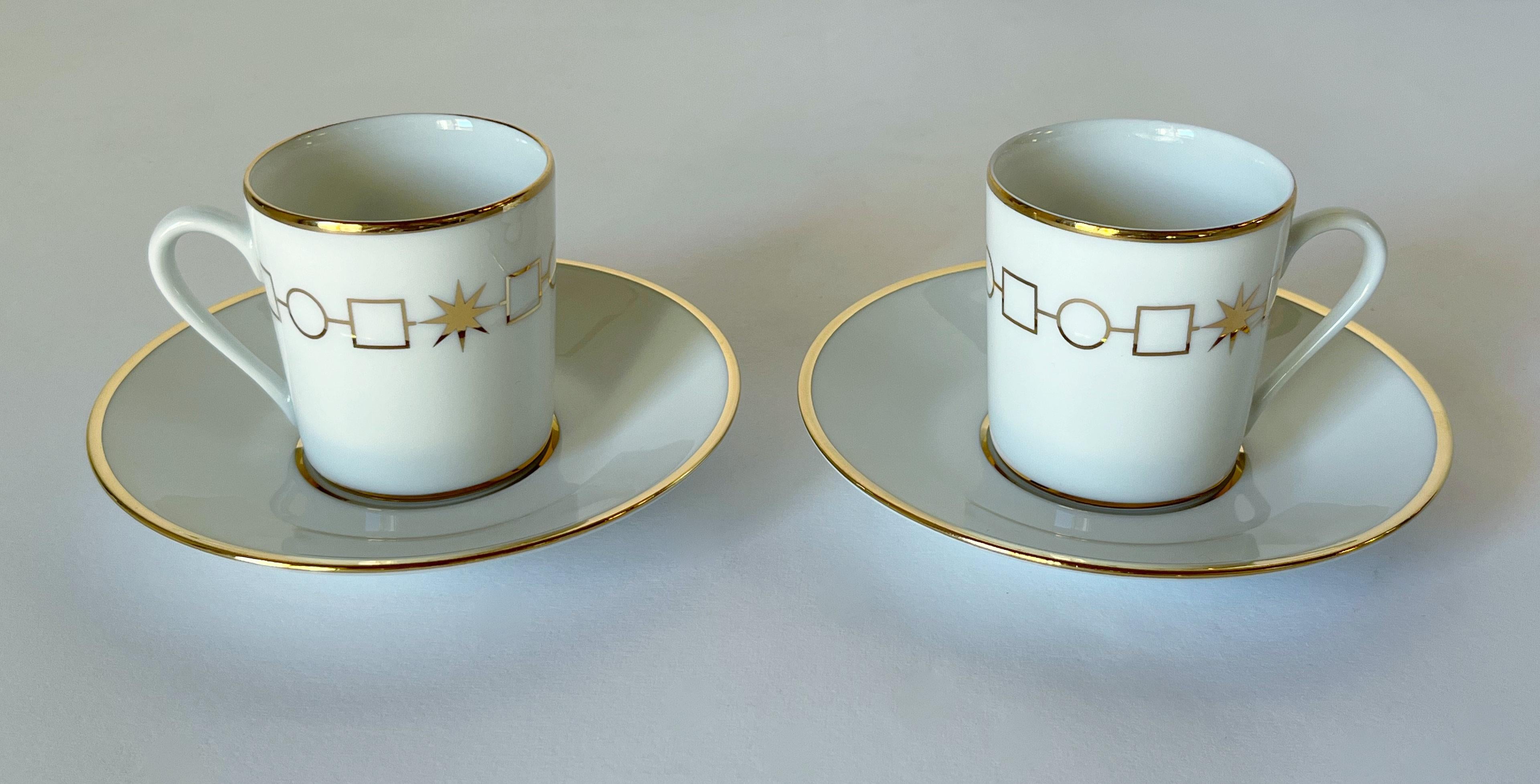 Juego de tazas y platillos de café espresso Bulgari de porcelana / Made in France
Marca original en la parte inferior / viene en la caja original
2 tazas de café espresso, anchura 2,75 pulgadas, diámetro 2,16 pulgadas, altura 2,36 pulgadas
2