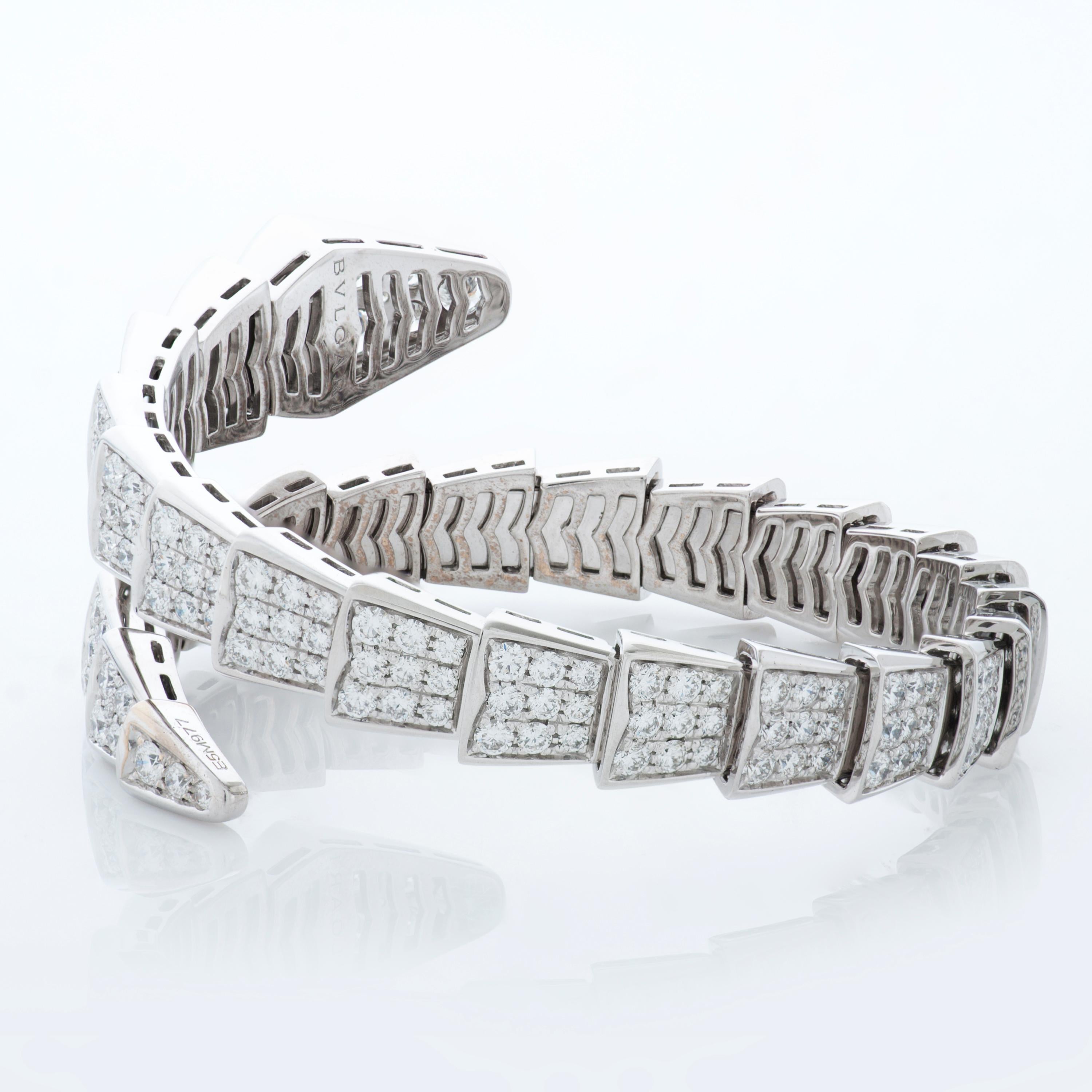 Bulgari single coil Serpenti Viper bracelet in 18k white gold accompanied by a Bulgari certificate of authenticity. 

This Bulgari snake bangle features approximately 8.91 carats of round brilliant cut diamonds pave set over the length of the