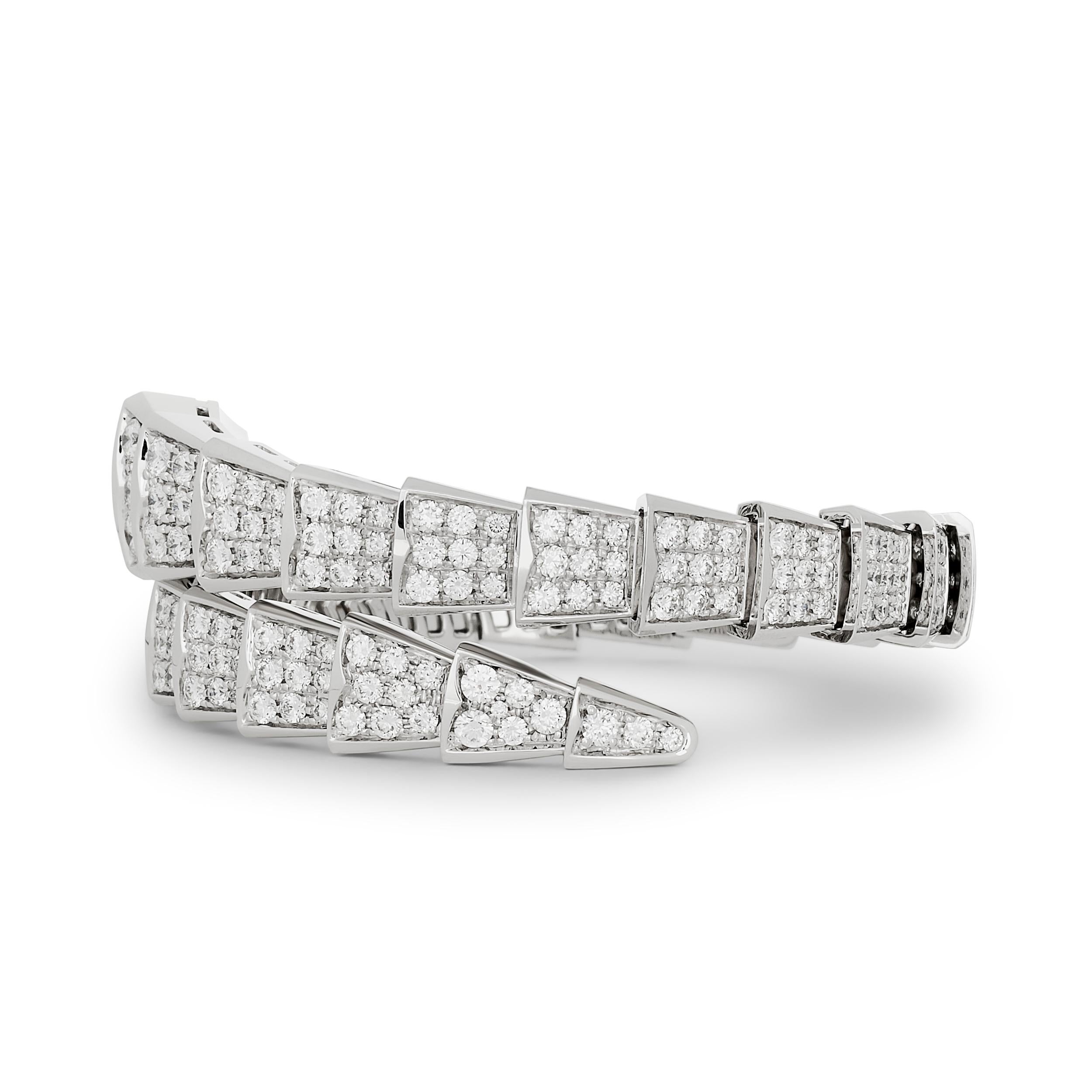 Questo elegante bracciale Serpenti Viper di Bvlgari sfoggia un design elegante e avvolgente realizzato in oro bianco e completamente incastonato di diamanti brillanti, che evocano le lussuose scaglie di un serpente.

Presenta circa 8,91 carati di