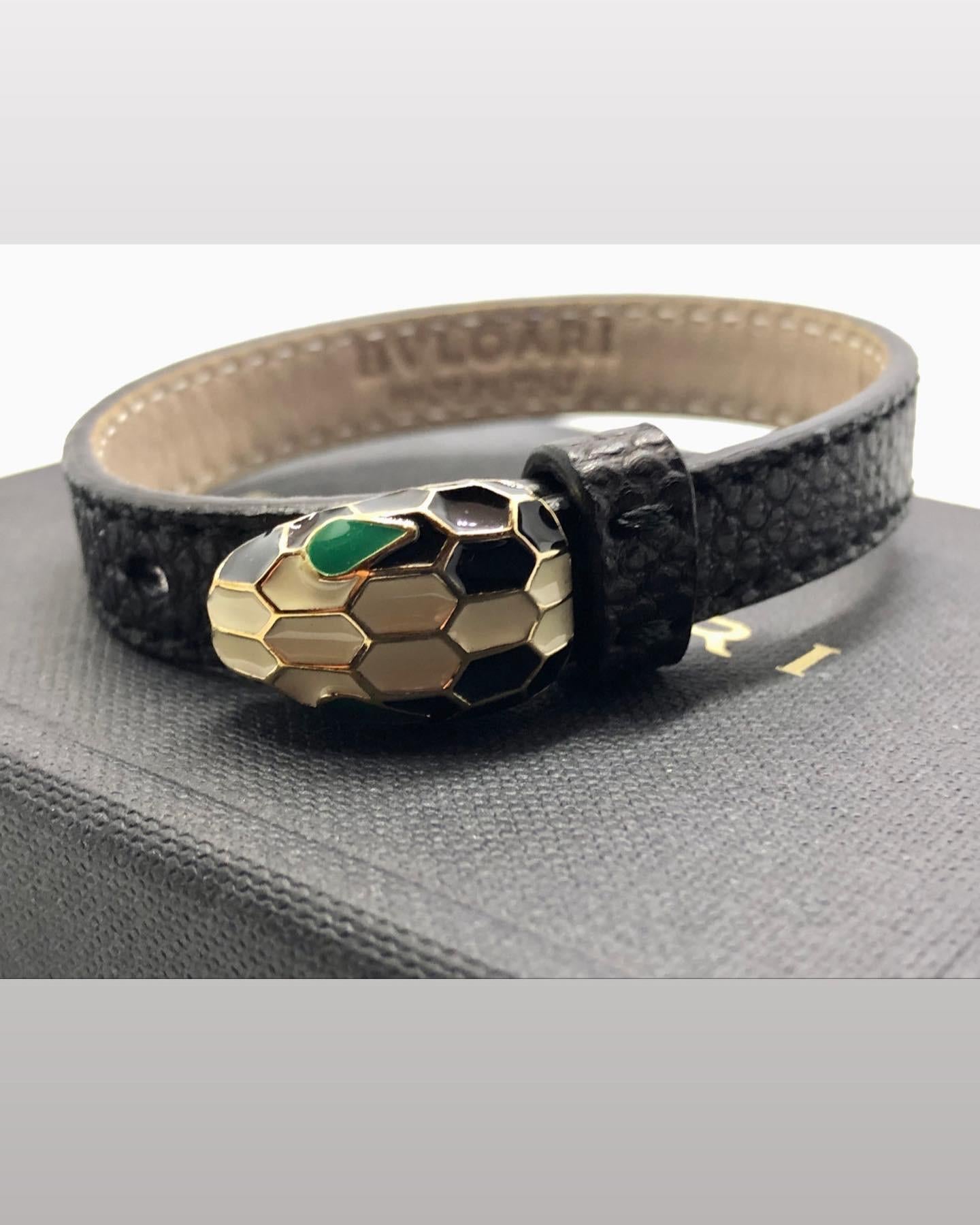 Sehr gut erhaltenes Schlangenarmband in neuem Zustand mit Originalverpackung und Petit-Livret-Garantie
Noch nie benutzt
Original 