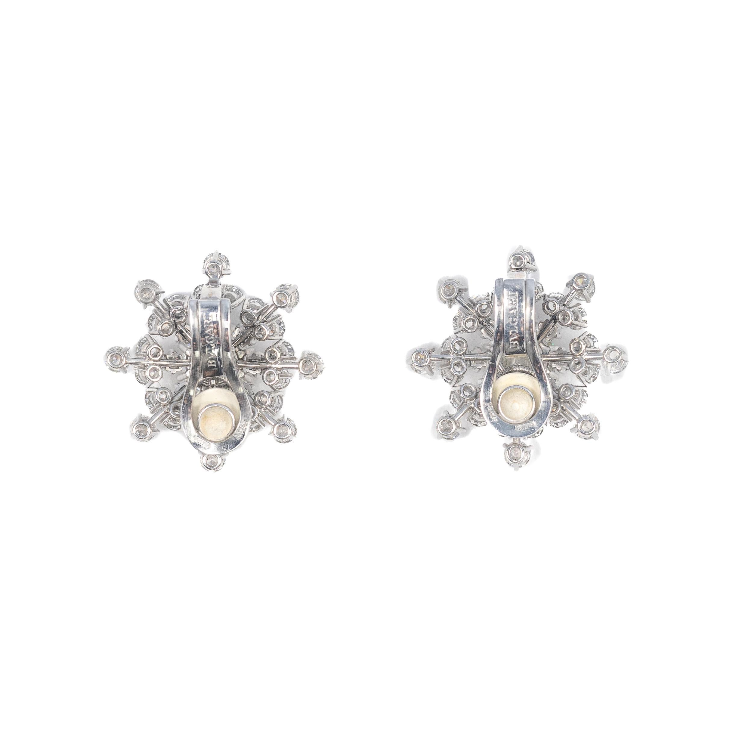 Bulgari Schneeflocken-Diamant-Ohrringe

Ein atemberaubendes Paar Bulgari-Ohrringe aus 18 Karat Weißgold mit einem Schneeflockenmotiv, das zeitlose Eleganz ausstrahlt. In der Mitte jedes Ohrrings befindet sich ein alter europäischer Diamant im