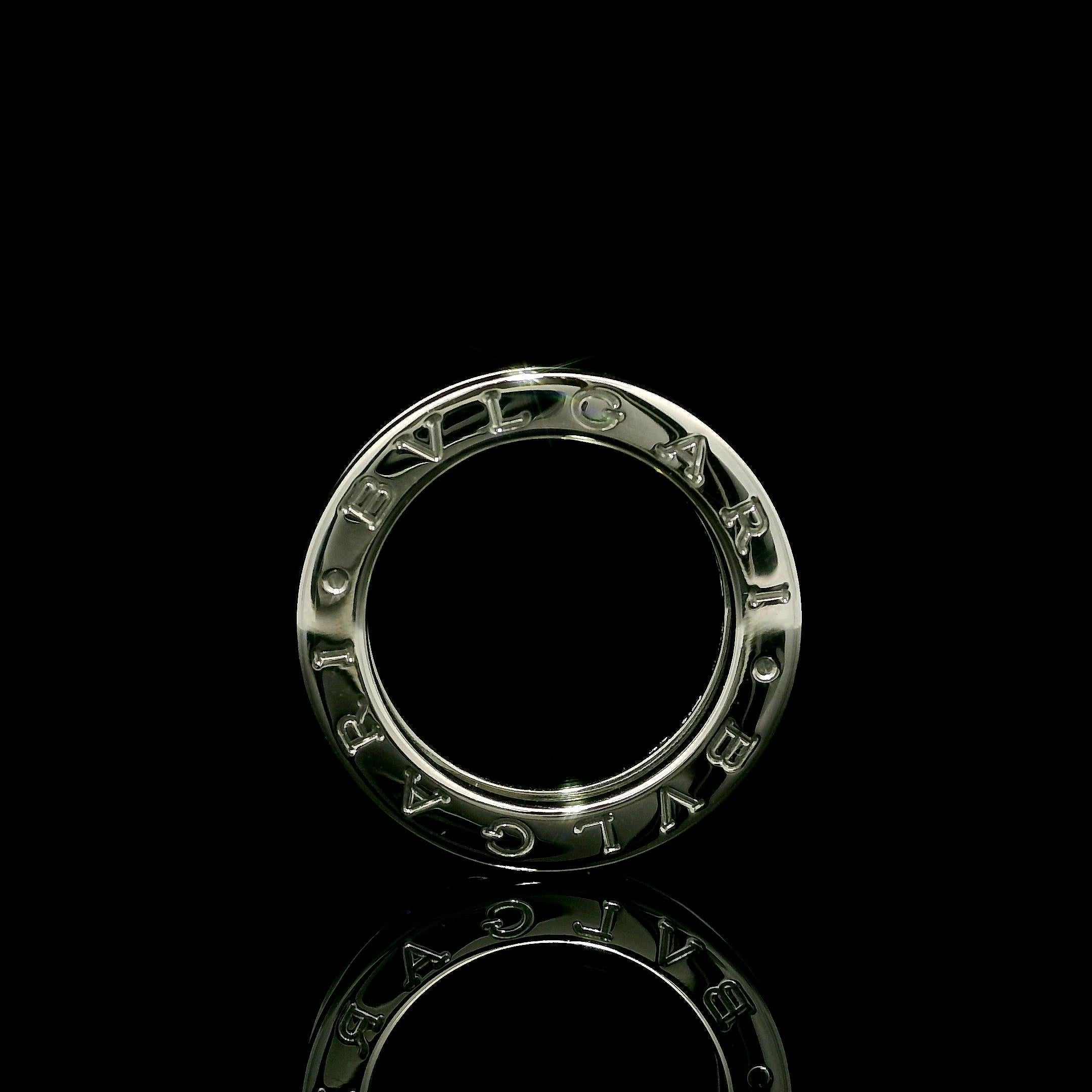 --Stone(s):--
(28) Natural Genuine Diamonds - Round Brilliant Cut - Channel Set - Nice Brilliant White Color

Material: Solid 18k White Gold 
Weight: 6.54 Grams
Ring Size: Size 45 - 3 US (Fitted on a finger. can Not custom size this ring)
Ring