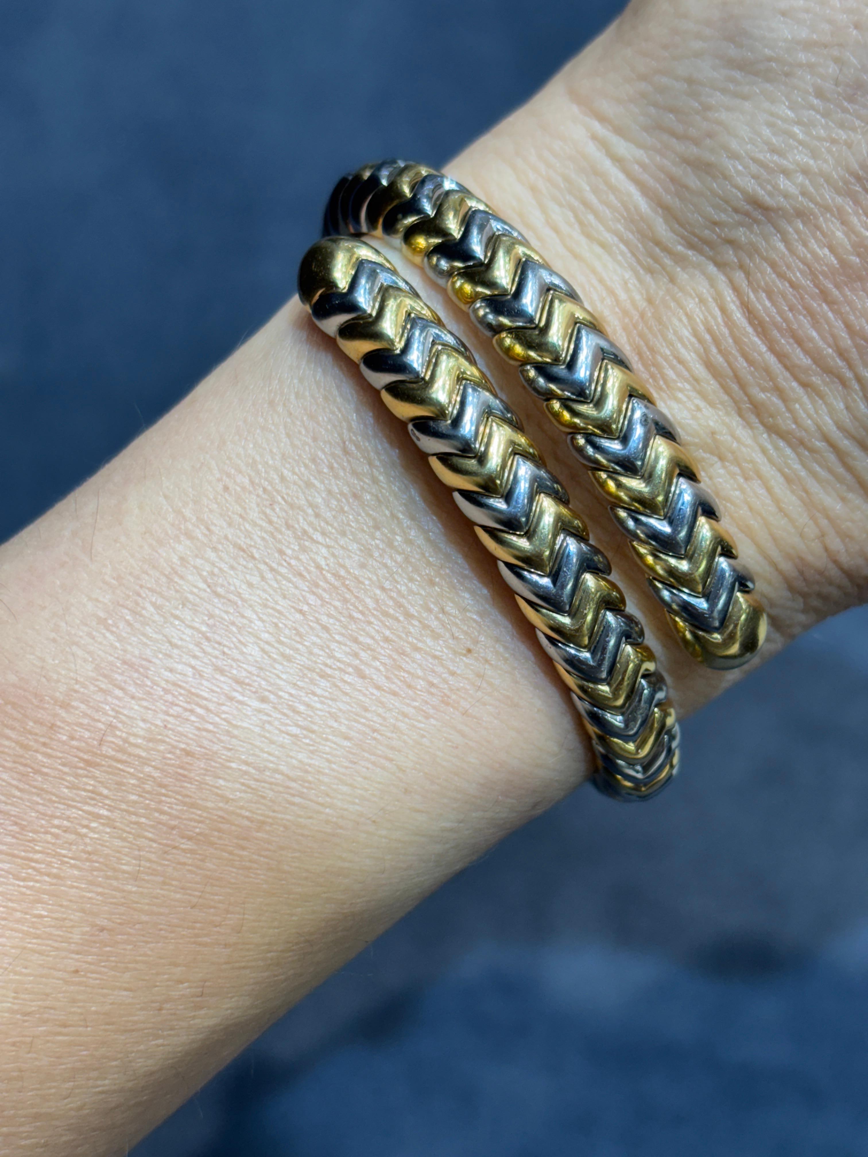 Women's or Men's Bulgari Spiga 18k white and yellow gold flexible bangle, part of a set
