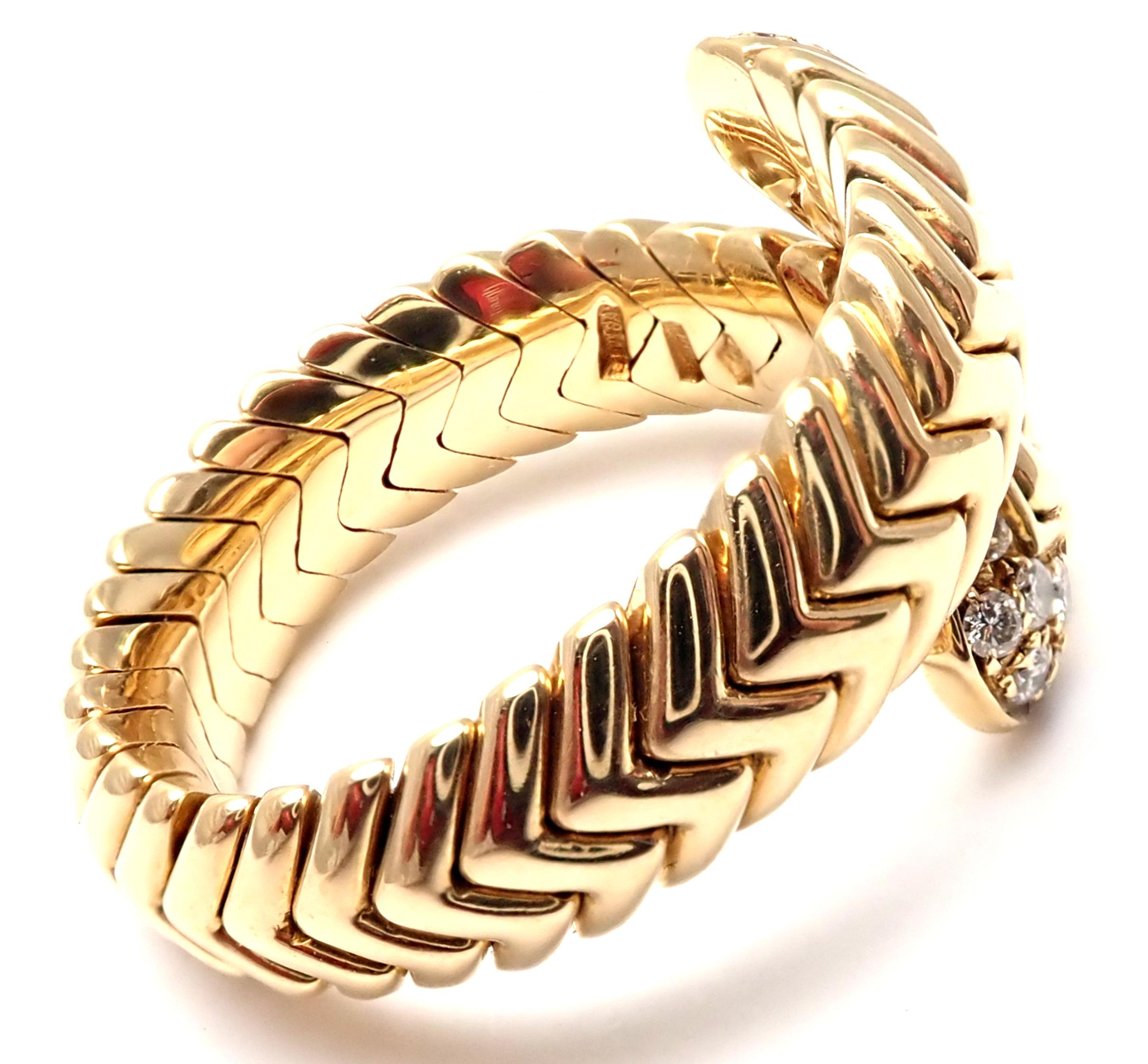 18k Gelbgold Diamant Spiga Schlange Ring von Bulgari. 
Mit 12 runden Diamanten im Brillantschliff, Reinheit VS1, Farbe G 
Gesamtgewicht ca. .12ct
Einzelheiten: 
Größe: 6-7 (flexibel)
Gewicht: 12,2 Gramm
Breite: 12 mm
Punzierungen: Bvlgari, 750,
